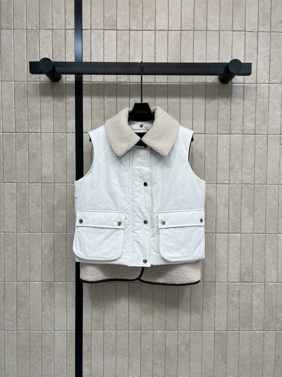 NO:587334,LW Home’s 25 new autumn and winter style fur integrated cotton vest, detachable lamb fur collar cotton vest + double-sided fur vest, one garment for multiple wear, super practical!  The jacket has snap buttons + hidden zipper on the front. There is a logo embossed leather patch on the back. Full marks for details. The vest can be worn alone and layered to keep warm. Simple retro style. It is OK for commuting and leisure. You are not afraid of the cold when going out in winter. Fashionable and practical. Easily cope with various occasions. Two colors and four sizes. SMLXL,,jackets & coats,alexander wang19860909LW家 25秋冬新款 皮毛一体棉服马甲 可拆卸羊羔毛领棉马甲+双面穿皮毛马甲 一衣多穿超实用！外套正面按扣+隐藏拉链 背面有logo压纹皮革贴片 细节满分 马甲可单独穿搭 叠穿更保暖 简约复古风 通勤休闲都OK 冬天出门不怕冷 时尚又实用 轻松应对各种场合 两色四码 SMLXL,,jackets & coats,alexander wang,Women's clothing