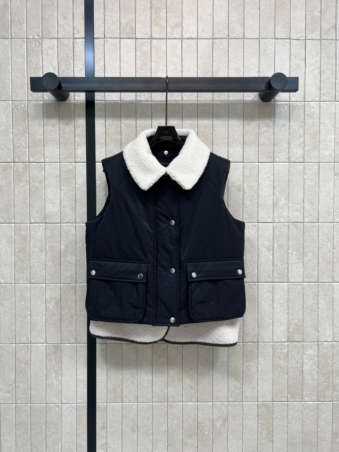 NO:587337,LW Home’s 25 new autumn and winter style fur integrated cotton vest, detachable lamb fur collar cotton vest + double-sided fur vest, one garment for multiple wear, super practical!  The jacket has snap buttons + hidden zipper on the front. There is a logo embossed leather patch on the back. Full marks for details. The vest can be worn alone and layered to keep warm. Simple retro style. It is OK for commuting and leisure. You are not afraid of the cold when going out in winter. Fashionable and practical. Easily cope with various occasions. Two colors and four sizes. SMLXL,,jackets & coats,alexander wang19860909LW家 25秋冬新款 皮毛一体棉服马甲 可拆卸羊羔毛领棉马甲+双面穿皮毛马甲 一衣多穿超实用！外套正面按扣+隐藏拉链 背面有logo压纹皮革贴片 细节满分 马甲可单独穿搭 叠穿更保暖 简约复古风 通勤休闲都OK 冬天出门不怕冷 时尚又实用 轻松应对各种场合 两色四码 SMLXL,,jackets & coats,alexander wang,Women's clothing