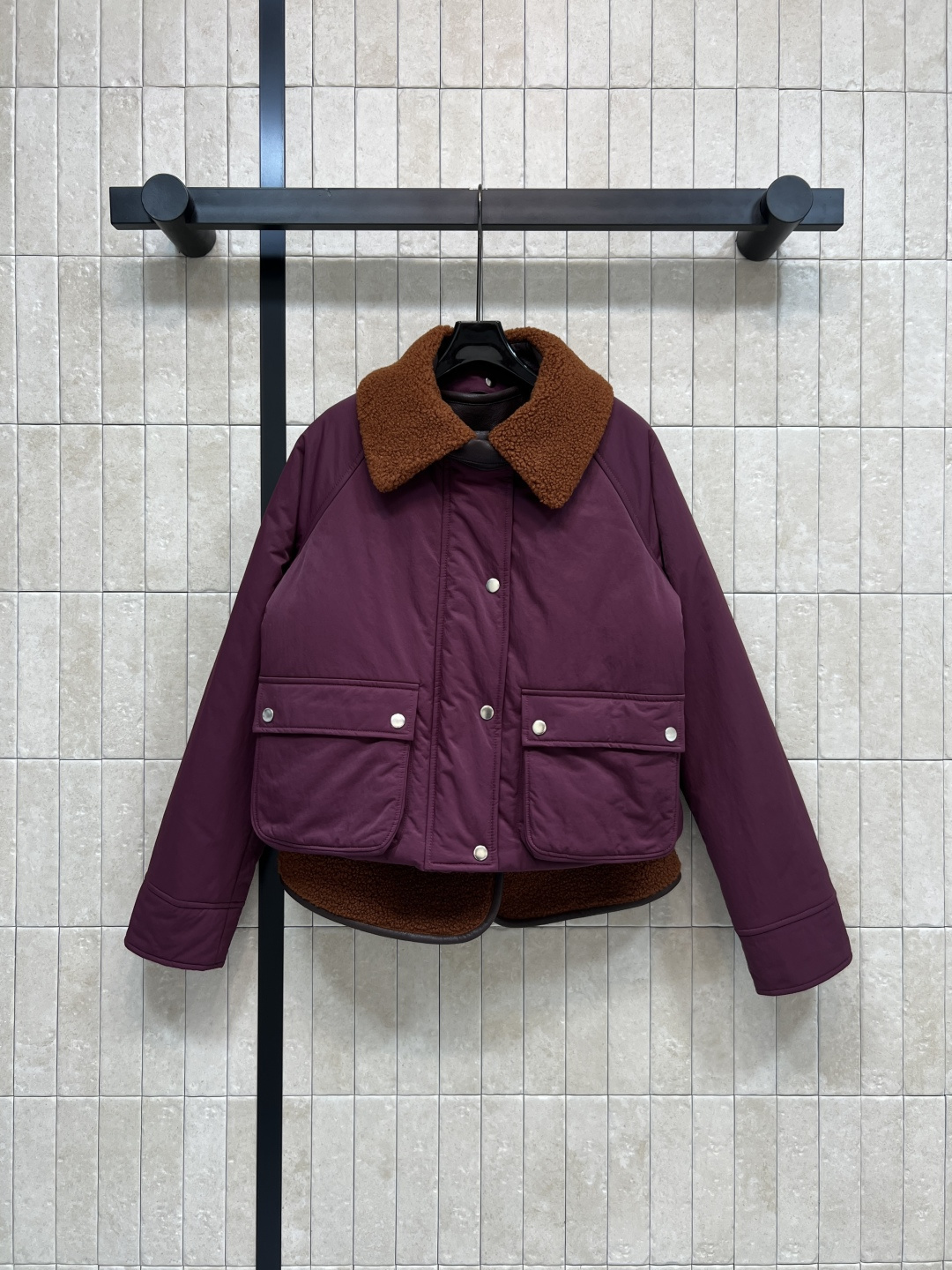 NO:587346,LW’s 25 new autumn and winter style fur all-in-one cotton jacket, detachable lambswool collar cotton jacket + double-sided fur vest, one piece of clothing that can be worn multiple times, super practical!  The jacket has snap buttons + hidden zipper on the front. There is a logo embossed leather patch on the back. Full marks for details. The vest can be worn alone and layered to keep warm. Simple retro style. It is OK for commuting and leisure. You are not afraid of the cold when going out in winter. Fashionable and practical. Easily cope with various occasions. Two colors and four sizes. SMLXL,,jackets & coats,alexander wang19860909LW家 25秋冬新款 皮毛一体棉服 可拆卸羊羔毛领棉外套 +双面穿皮毛马甲 一衣多穿超实用！外套正面按扣+隐藏拉链 背面有logo压纹皮革贴片 细节满分 马甲可单独穿搭 叠穿更保暖 简约复古风 通勤休闲都OK 冬天出门不怕冷 时尚又实用 轻松应对各种场合 两色四码 SMLXL,,jackets & coats,alexander wang,Women's clothing