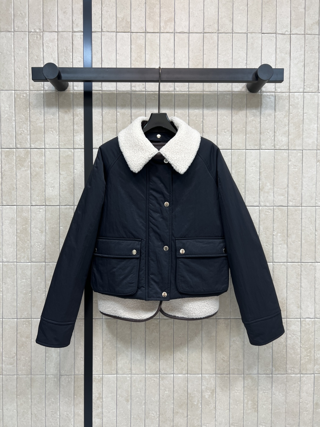 NO:587351,LW’s 25 new autumn and winter style fur all-in-one cotton jacket, detachable lambswool collar cotton jacket + double-sided fur vest, one piece of clothing that can be worn multiple times, super practical!  The jacket has snap buttons + hidden zipper on the front. There is a logo embossed leather patch on the back. Full marks for details. The vest can be worn alone and layered to keep warm. Simple retro style. It is OK for commuting and leisure. You are not afraid of the cold when going out in winter. Fashionable and practical. Easily cope with various occasions. Two colors and four sizes. SMLXL,,jackets & coats,alexander wang19860909LW家 25秋冬新款 皮毛一体棉服 可拆卸羊羔毛领棉外套 +双面穿皮毛马甲 一衣多穿超实用！外套正面按扣+隐藏拉链 背面有logo压纹皮革贴片 细节满分 马甲可单独穿搭 叠穿更保暖 简约复古风 通勤休闲都OK 冬天出门不怕冷 时尚又实用 轻松应对各种场合 两色四码 SMLXL,,jackets & coats,alexander wang,Women's clothing