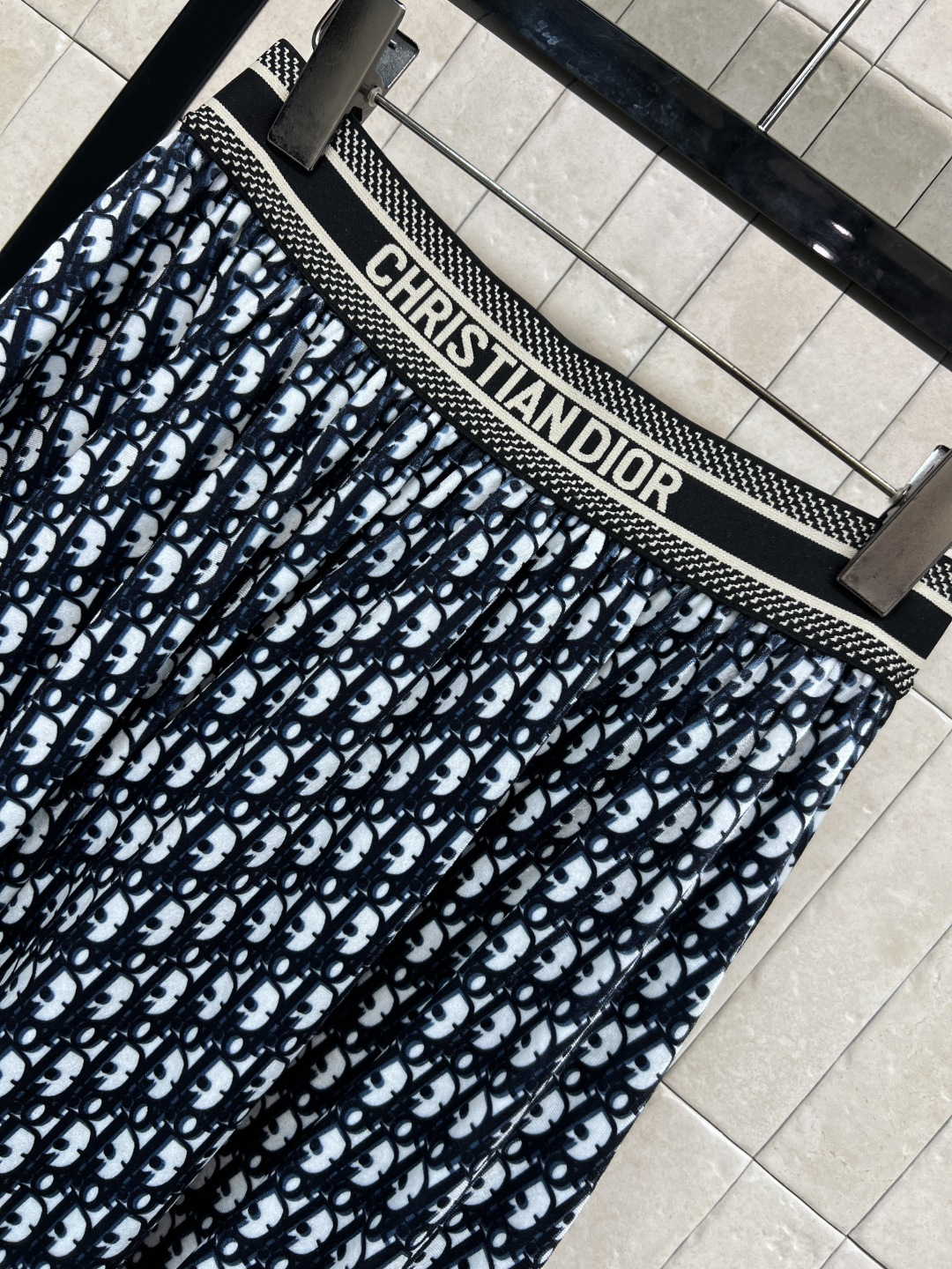 D家 25秋冬新款 D字母提花丝绒高腰半身裙 定制经典D字母提花丝绒面料 logo提花松紧腰头 细节满分