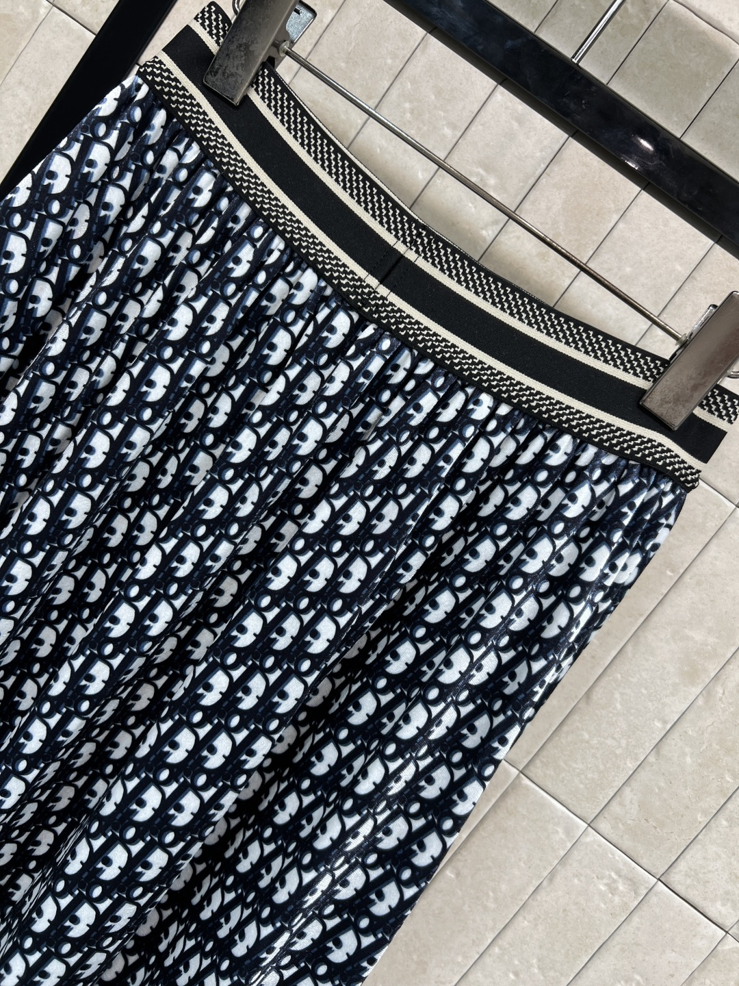 D家 25秋冬新款 D字母提花丝绒高腰半身裙 定制经典D字母提花丝绒面料 logo提花松紧腰头 细节满分