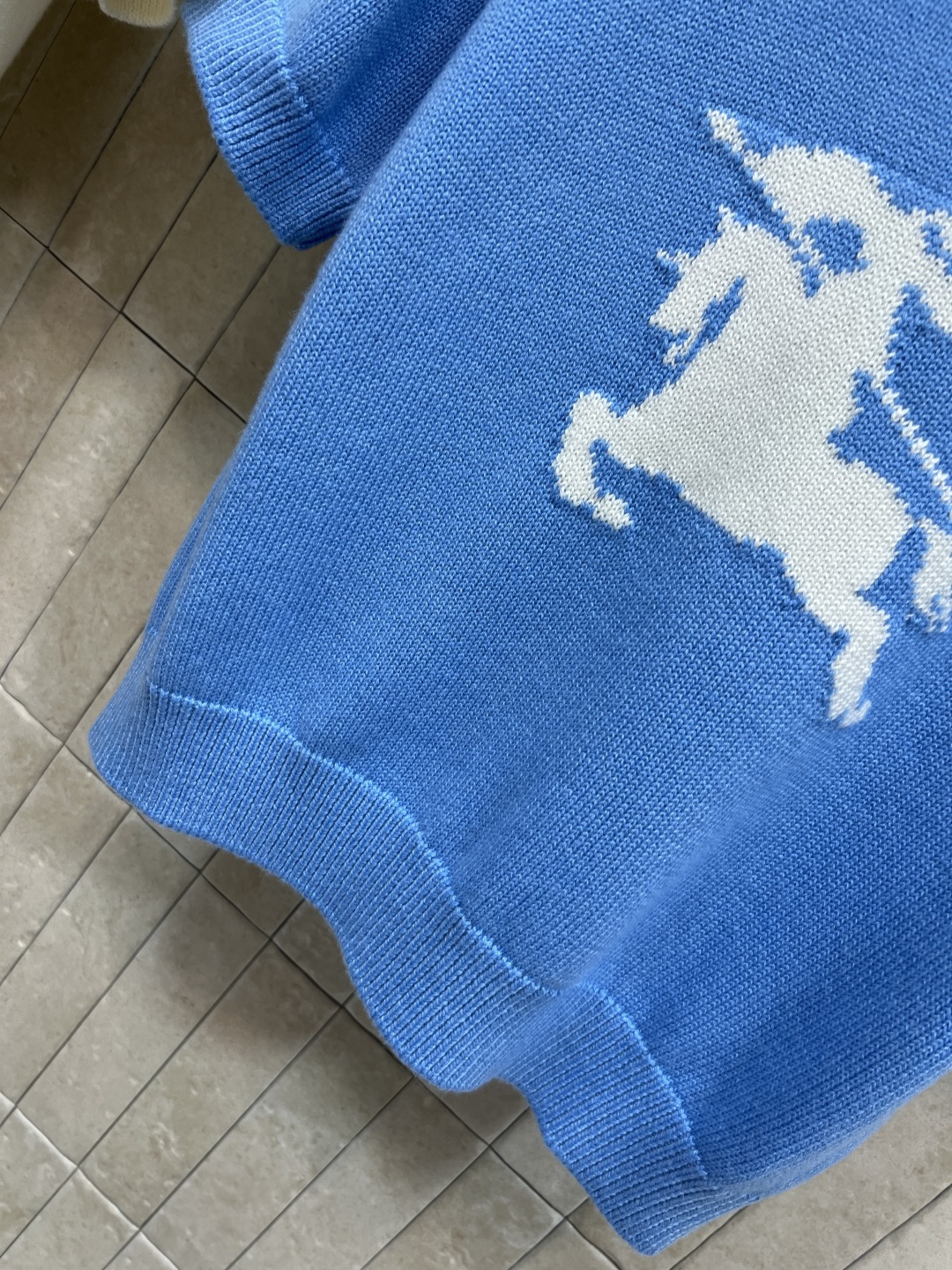 BUR家 25秋冬新款 骑士徽标短袖针织衫 采用30%羊毛+70%羊绒混纺 软糯亲肤又保暖 秋冬穿超舒服