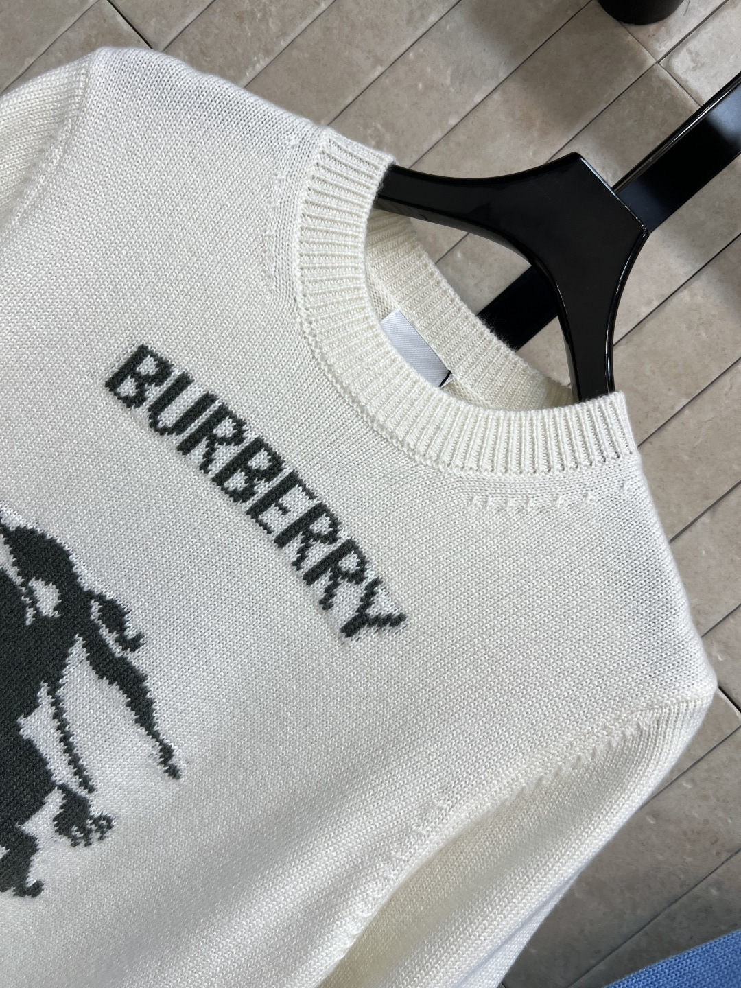 BUR家 25秋冬新款 骑士徽标短袖针织衫 采用30%羊毛+70%羊绒混纺 软糯亲肤又保暖 秋冬穿超舒服