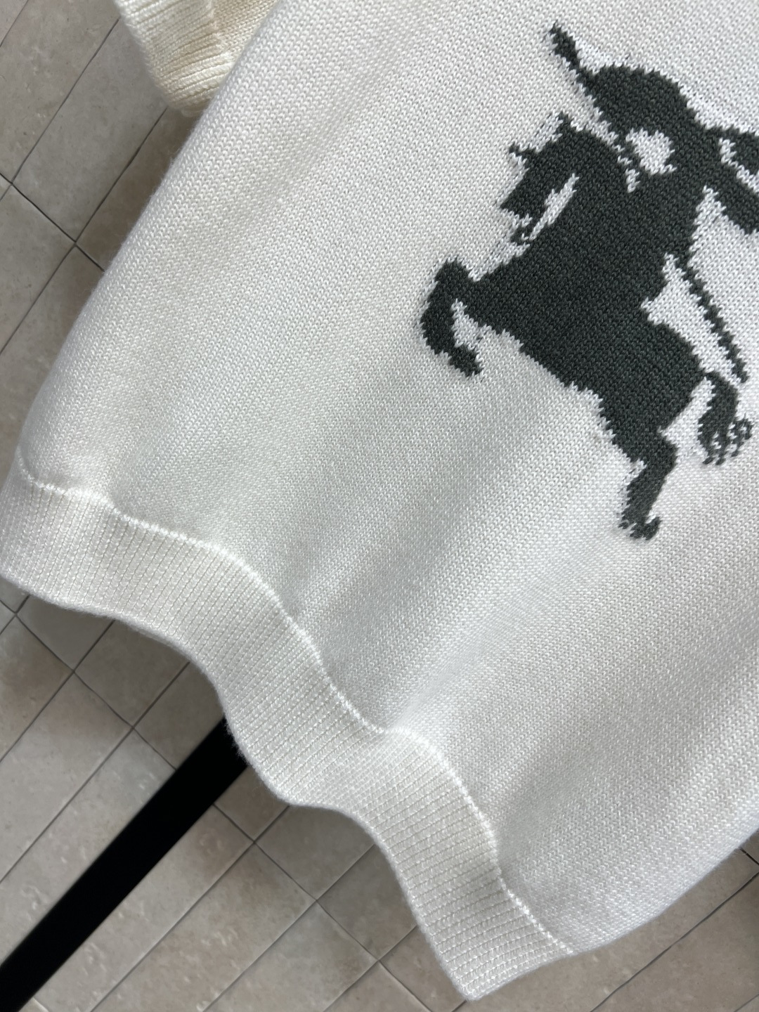 BUR家 25秋冬新款 骑士徽标短袖针织衫 采用30%羊毛+70%羊绒混纺 软糯亲肤又保暖 秋冬穿超舒服