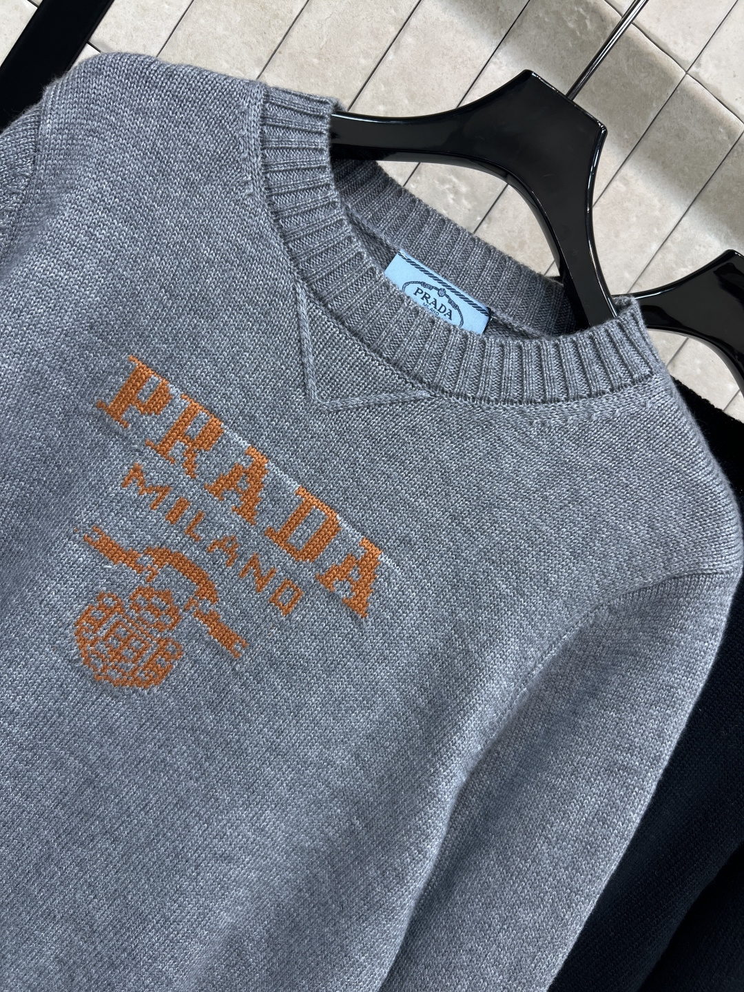 PD家 25秋冬新款 logo徽标刺绣圆领长袖 毛衣 胸前经典logo徽标刺绣 低调又有辨识度 高品质羊