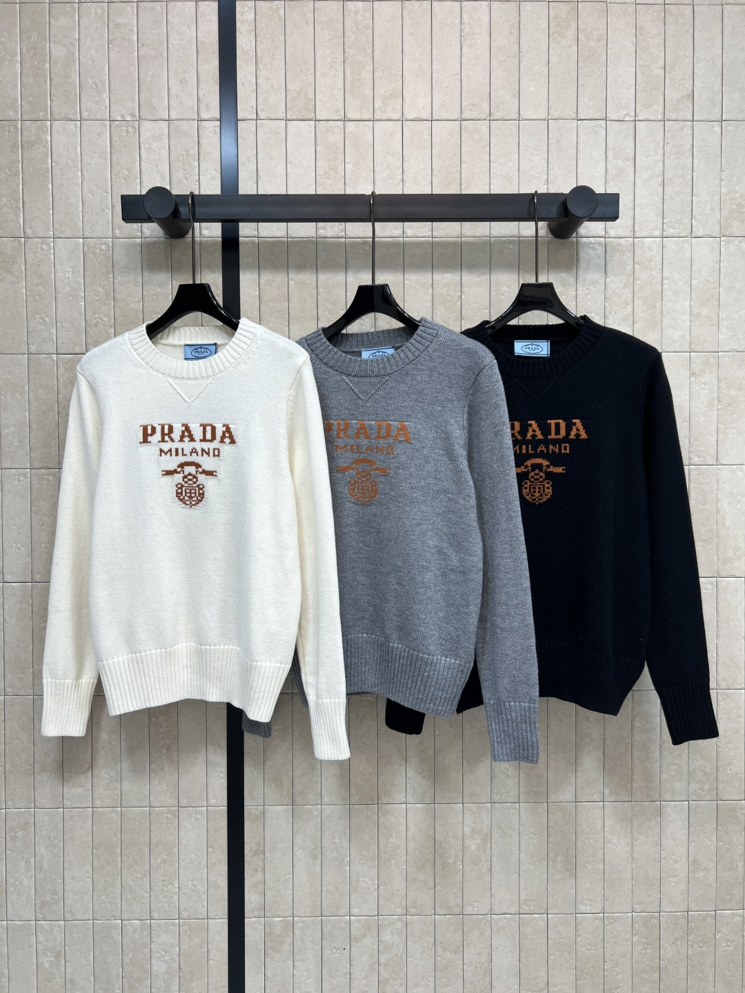 NO:587331,PD Home 25 new autumn and winter new round neck long-sleeved sweater with logo embroidery, classic logo embroidery on the chest, low-key and recognizable, high-quality wool blend, soft and skin-friendly, super comfortable to wear in autumn and winter!  The loose fit is not flattering on your figure. It is very fashionable when paired with jeans or skirts. Knitting technology has good elasticity. It is warm and breathable. It can be worn for commuting and leisure. It has a perfect sense of simplicity and high-end. Three colors and three sizes, dior, skirts, jeans, sweaters, alexander wang19860909PD家 25秋冬新款 logo徽标刺绣圆领长袖 毛衣 胸前经典logo徽标刺绣 低调又有辨识度 高品质羊毛混纺 柔软亲肤 秋冬穿超舒服！宽松版型不挑身材 搭配牛仔裤或半裙都很时髦 针织工艺 弹性好 保暖又透气 通勤休闲都能穿 简约高级感满分 三色三码,,dior,skirts,jeans,sweaters,alexander wang,Women's clothing