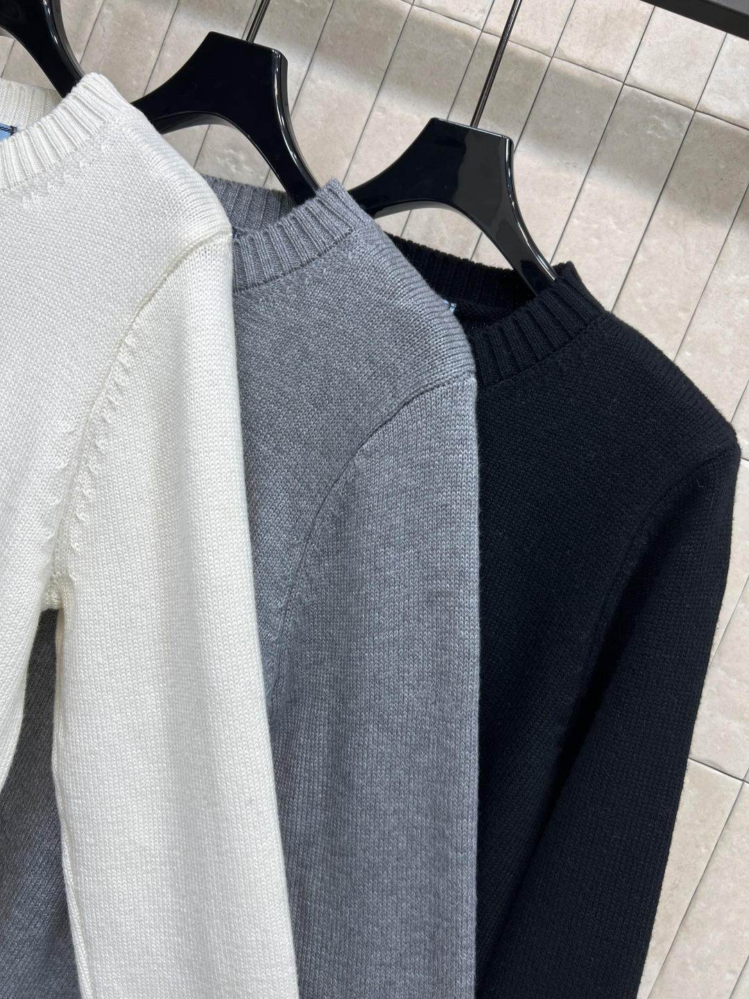 PD家 25秋冬新款 logo徽标刺绣圆领长袖 毛衣 胸前经典logo徽标刺绣 低调又有辨识度 高品质羊