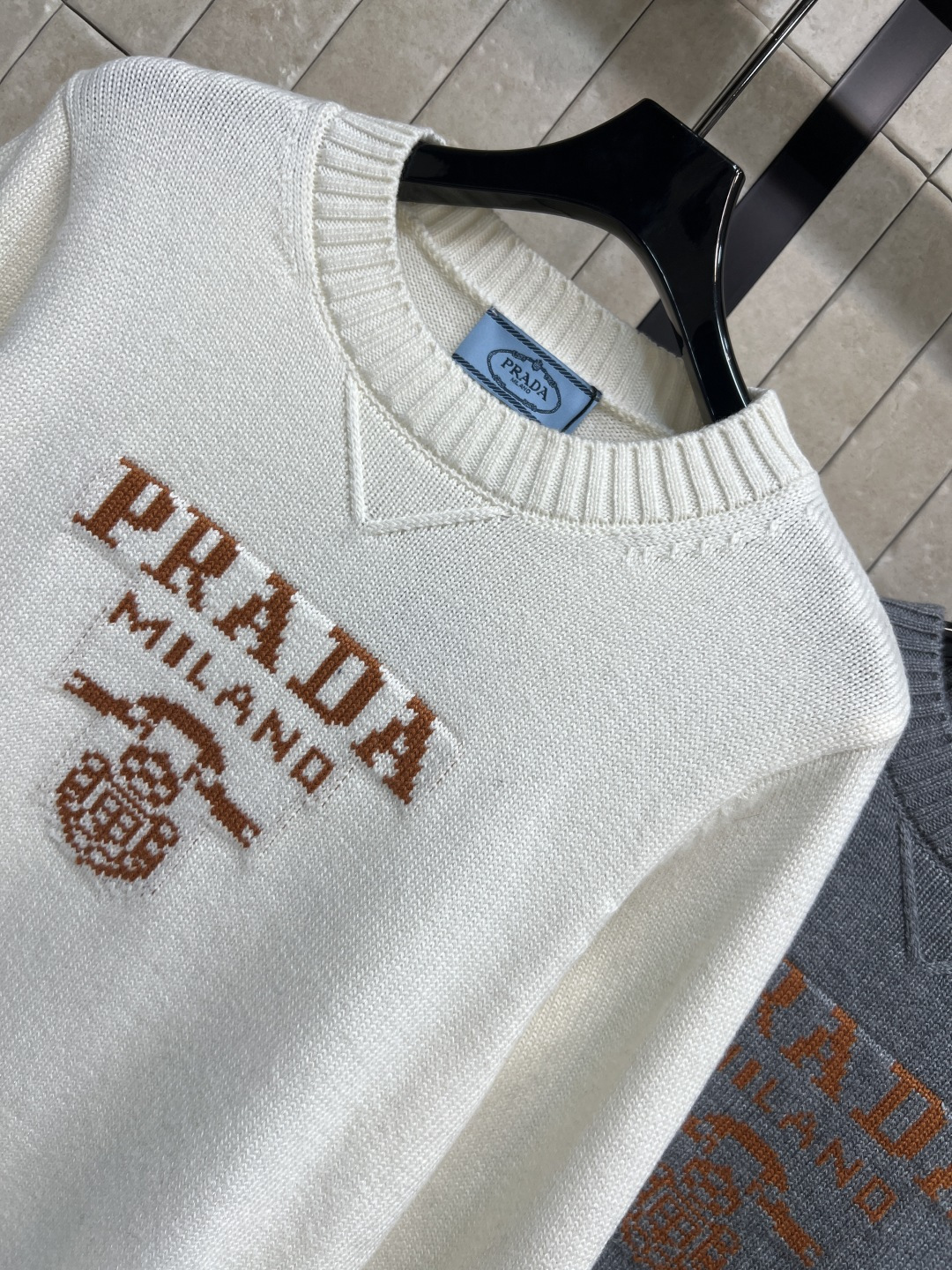 PD家 25秋冬新款 logo徽标刺绣圆领长袖 毛衣 胸前经典logo徽标刺绣 低调又有辨识度 高品质羊