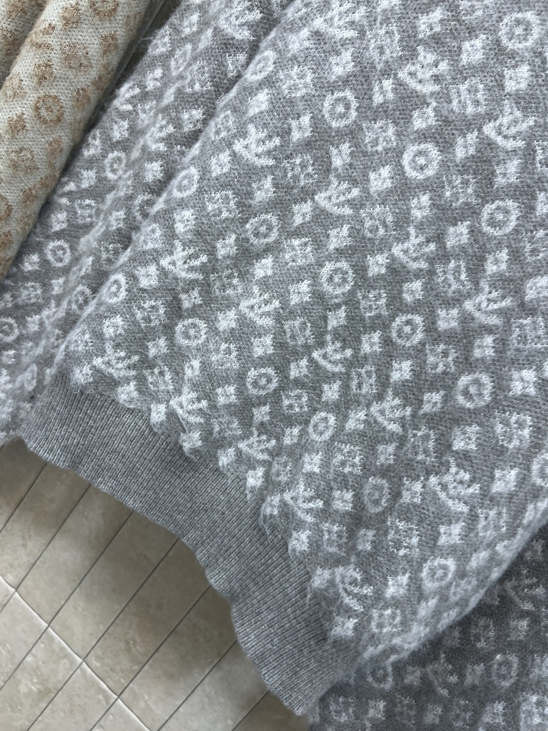 L家 25秋冬新款 老花提花针织圆领长袖衫 采用高品质羊毛羊绒混纺 柔软又保暖 秋冬穿超舒服！经典Mon