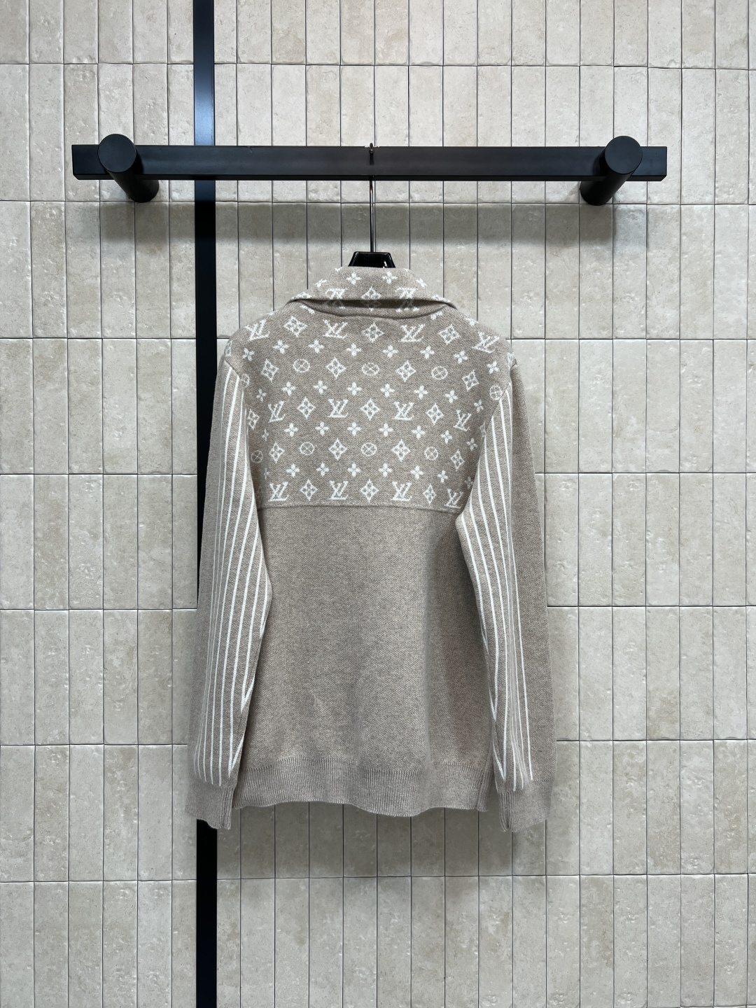 L家 25秋冬新款 老花提花半拉链针织衫 ，秋冬穿超暖！翻领+半开襟拉链设计 穿脱方便又有型 胸前和领口