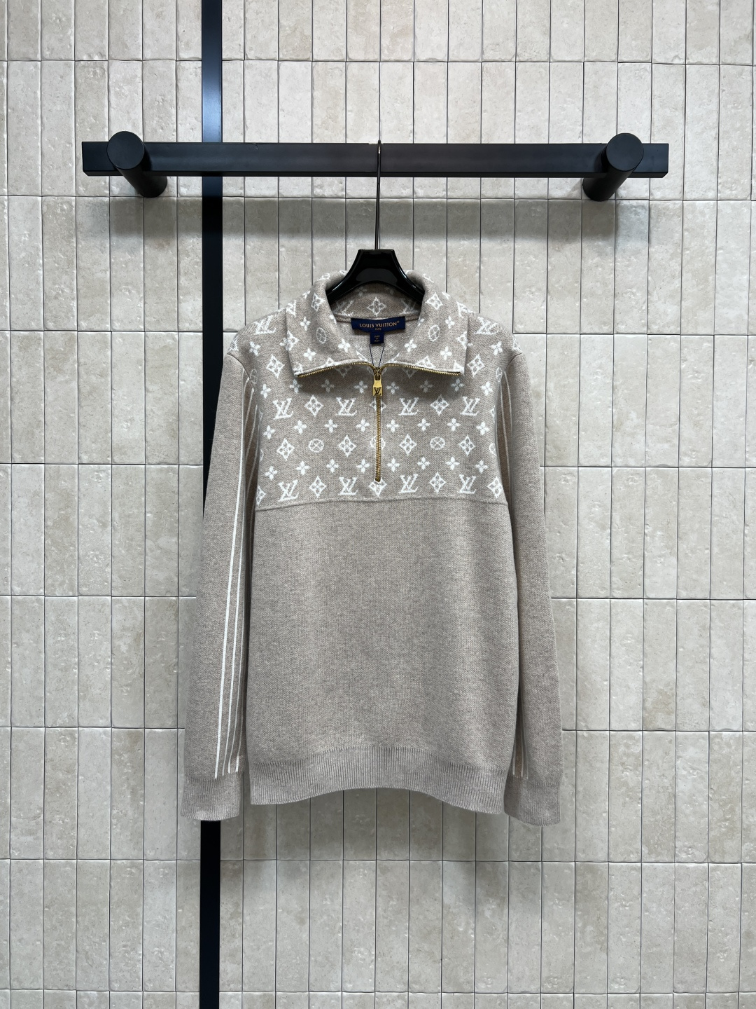 NO:587344,L's new autumn and winter 25 presbyopia jacquard half-zip sweater, super warm for autumn and winter!  Lapel + half-open zipper design, easy to put on and take off and stylish. Classic Monogram jacquard on the chest and neckline. Striped embellishment on the sleeves. Full of layering. Can be worn for commuting and leisure. Same style for men and women. Fashionable and practical. A must-have item for winter wardrobe!  One color three codes, louis vuitton, alexander wang19860909L家 25秋冬新款 老花提花半拉链针织衫 ,秋冬穿超暖！翻领+半开襟拉链设计 穿脱方便又有型 胸前和领口有经典Monogram提花 袖部条纹点缀 层次感满满 通勤休闲都能穿 男女同款 时尚又实用 冬季衣橱必备单品！一色三码,,louis vuitton,alexander wang,Women's clothing