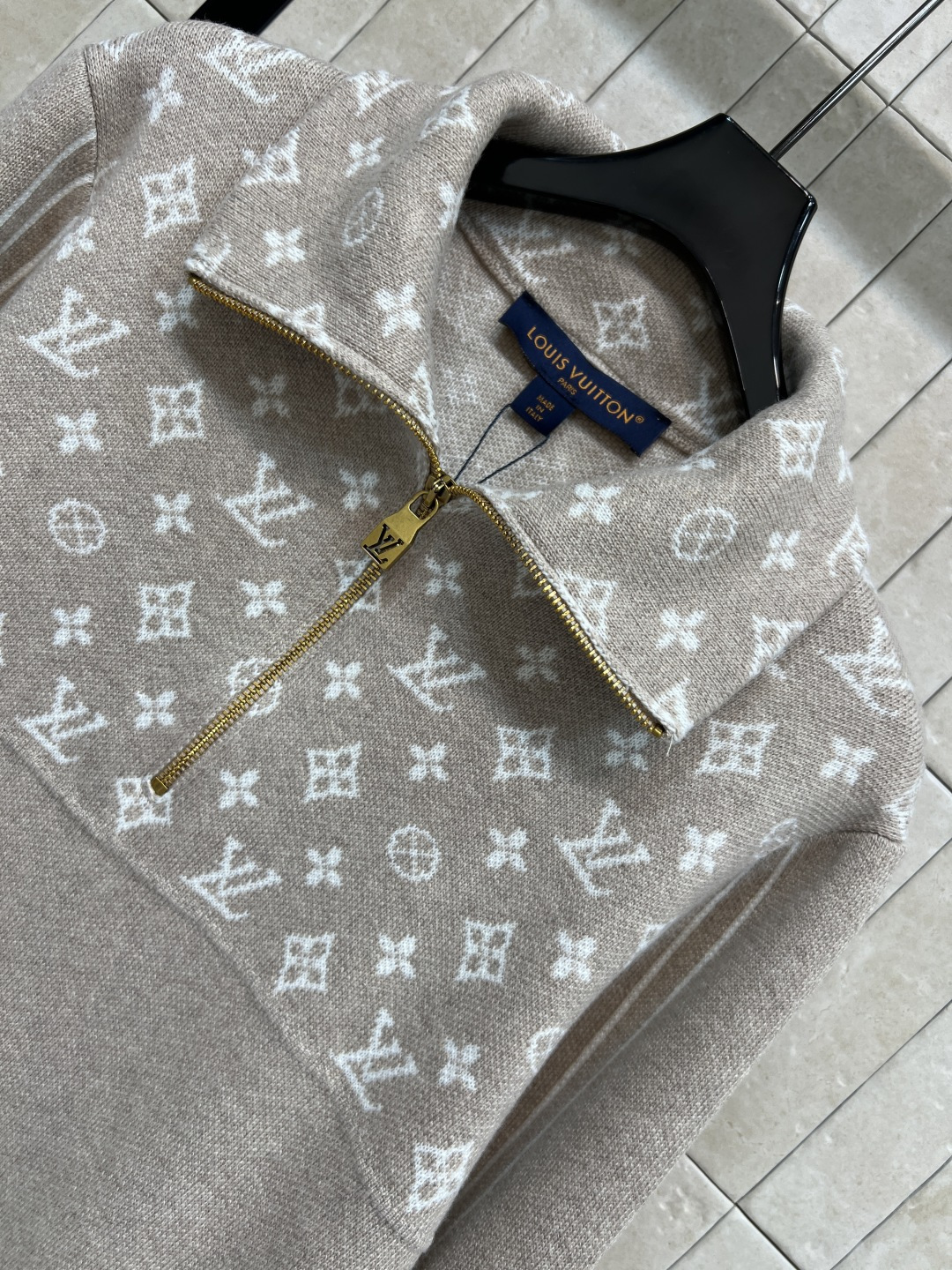 L家 25秋冬新款 老花提花半拉链针织衫 ，秋冬穿超暖！翻领+半开襟拉链设计 穿脱方便又有型 胸前和领口