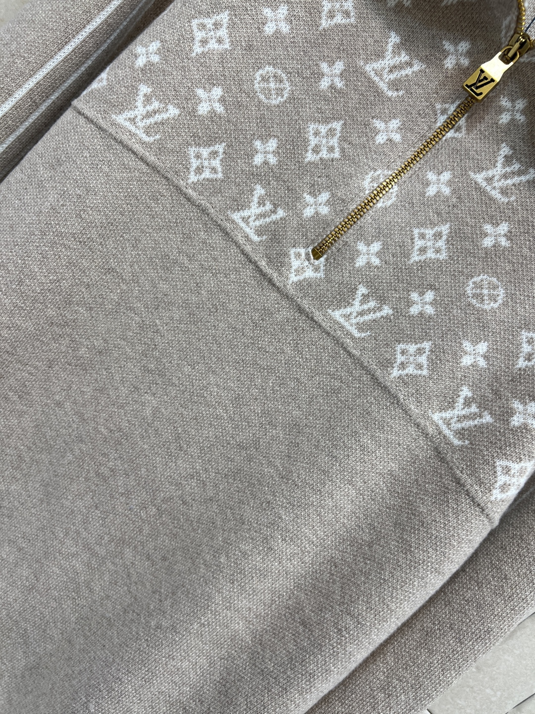 L家 25秋冬新款 老花提花半拉链针织衫 ，秋冬穿超暖！翻领+半开襟拉链设计 穿脱方便又有型 胸前和领口