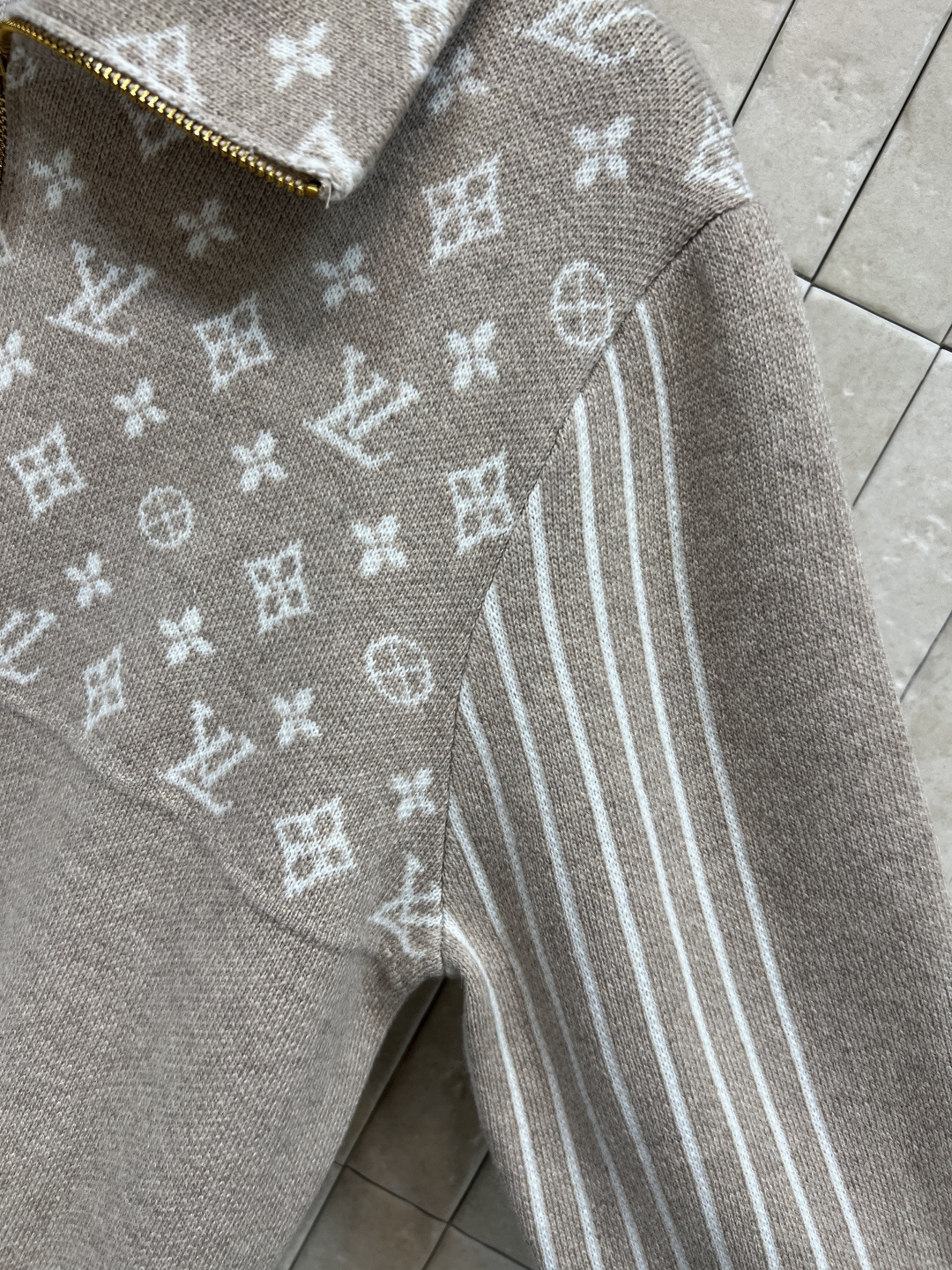 L家 25秋冬新款 老花提花半拉链针织衫 ，秋冬穿超暖！翻领+半开襟拉链设计 穿脱方便又有型 胸前和领口