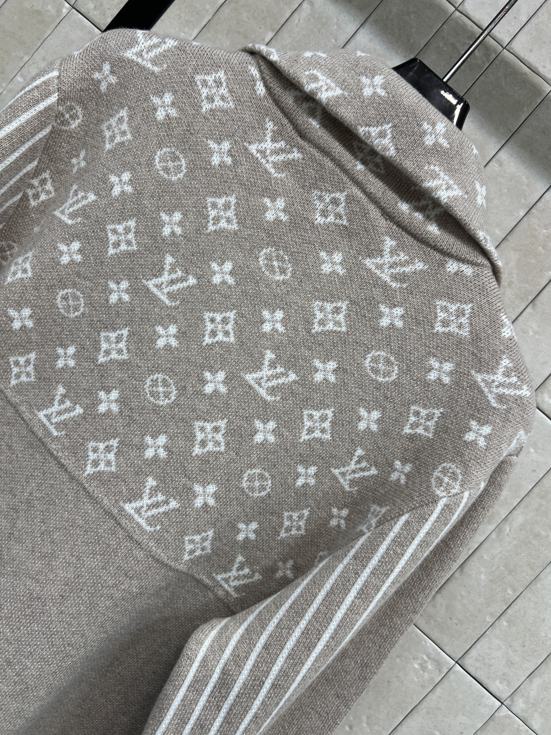 L家 25秋冬新款 老花提花半拉链针织衫 ，秋冬穿超暖！翻领+半开襟拉链设计 穿脱方便又有型 胸前和领口