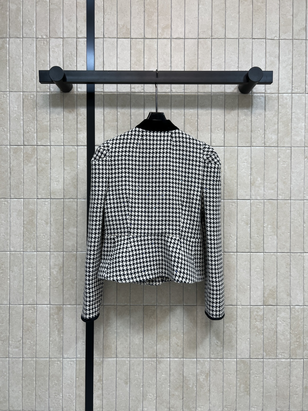D家 25秋冬新款 千鸟格小香风外套 经典千鸟格纹+黑色丝绒系带立领 细节有logo扣饰点缀 满满轻奢感