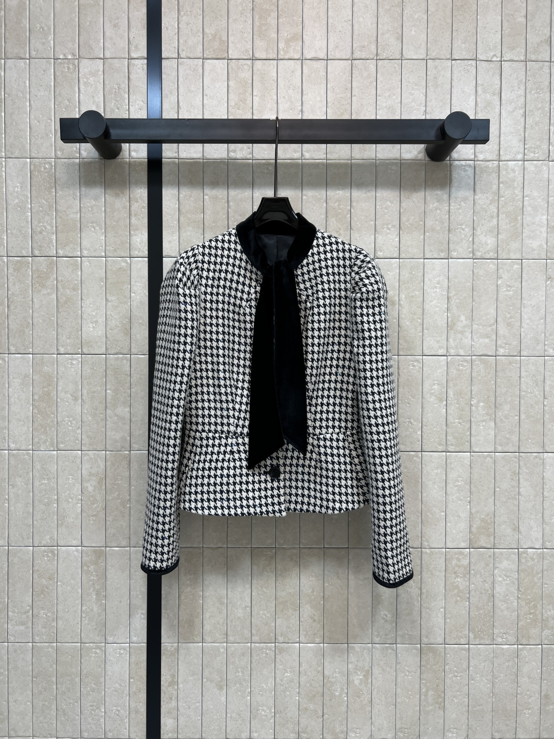 NO:587354,D's 25 new autumn and winter style houndstooth small fragrant style jacket, classic houndstooth pattern + black velvet tie stand-up collar, details are decorated with logo buckles, full of light luxury!  The short cut is smart and fashionable. It goes well with high-waisted pants or skirts. It can be easily worn for commuting and dating. It has a modern temperament ~ one color, three, dior, skirts, jackets & coats, alexander wang19860909D家 25秋冬新款 千鸟格小香风外套 经典千鸟格纹+黑色丝绒系带立领 细节有logo扣饰点缀 满满轻奢感！短款剪裁干练又时髦 搭配高腰裤或半裙都很出彩 通勤约会都能轻松驾驭 摩登气质拿捏住啦～一色三,,dior,skirts,jackets & coats,alexander wang,Women's clothing