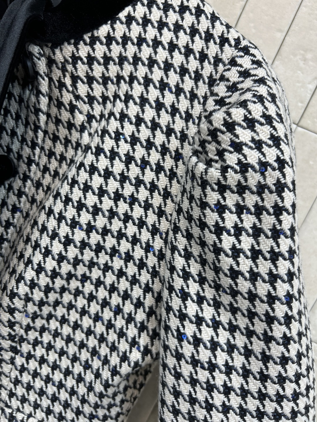 D家 25秋冬新款 千鸟格小香风外套 经典千鸟格纹+黑色丝绒系带立领 细节有logo扣饰点缀 满满轻奢感