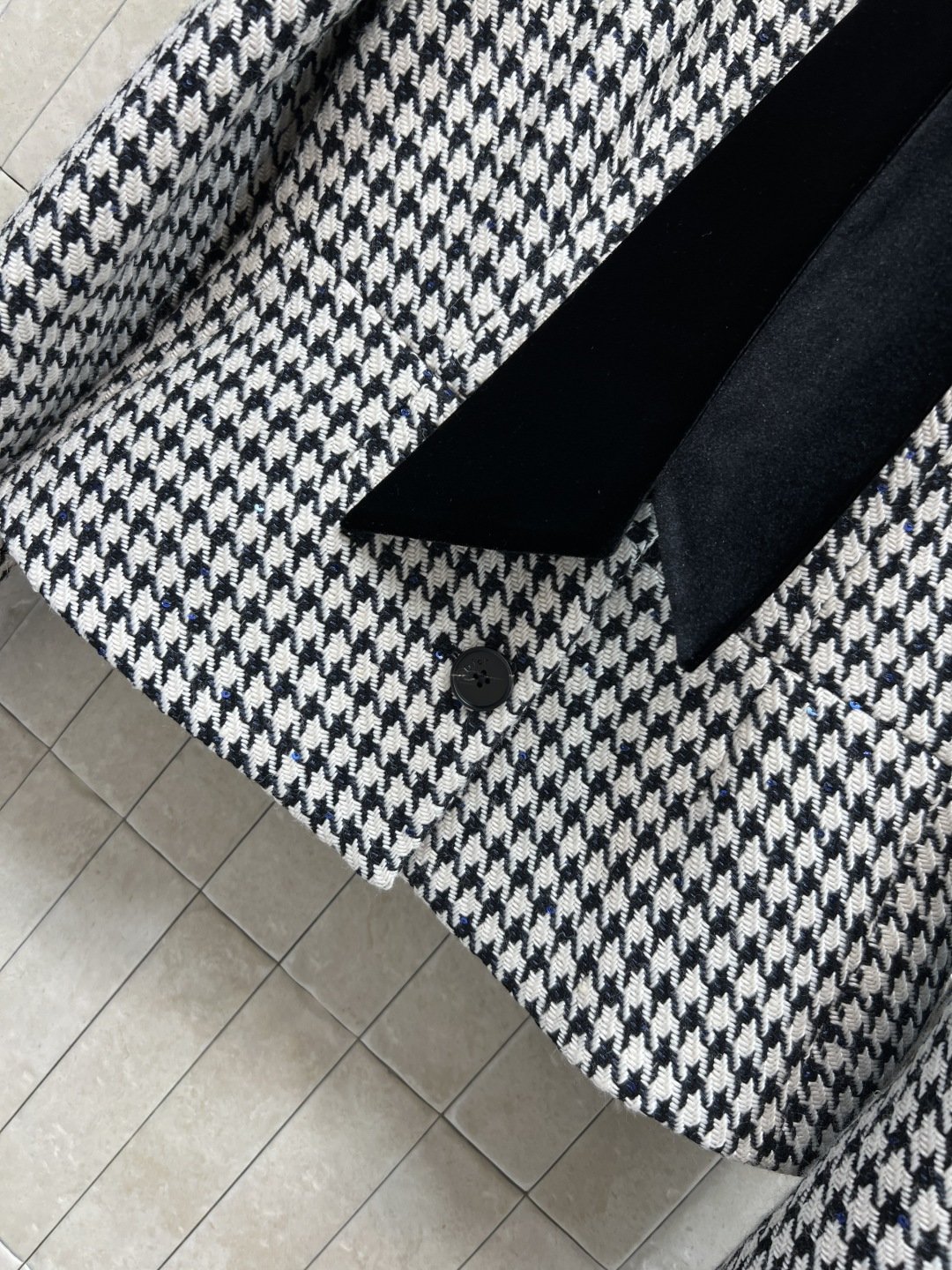 D家 25秋冬新款 千鸟格小香风外套 经典千鸟格纹+黑色丝绒系带立领 细节有logo扣饰点缀 满满轻奢感