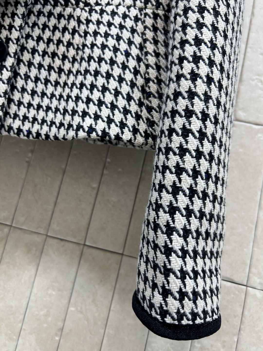 D家 25秋冬新款 千鸟格小香风外套 经典千鸟格纹+黑色丝绒系带立领 细节有logo扣饰点缀 满满轻奢感