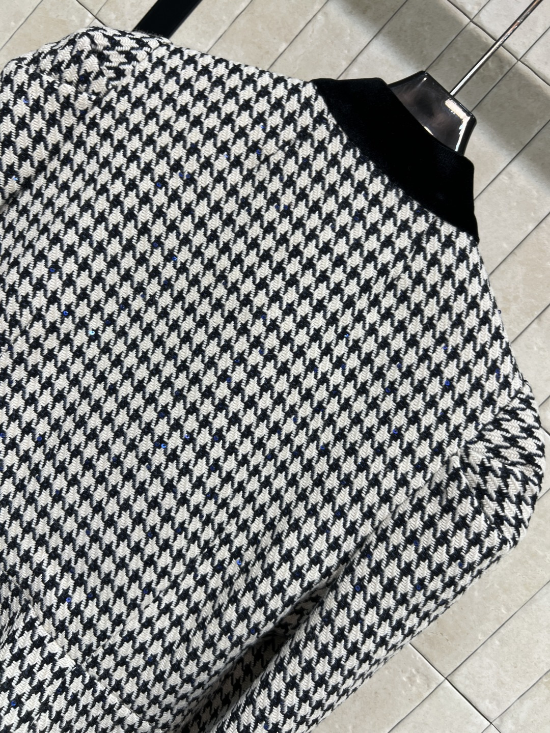 D家 25秋冬新款 千鸟格小香风外套 经典千鸟格纹+黑色丝绒系带立领 细节有logo扣饰点缀 满满轻奢感