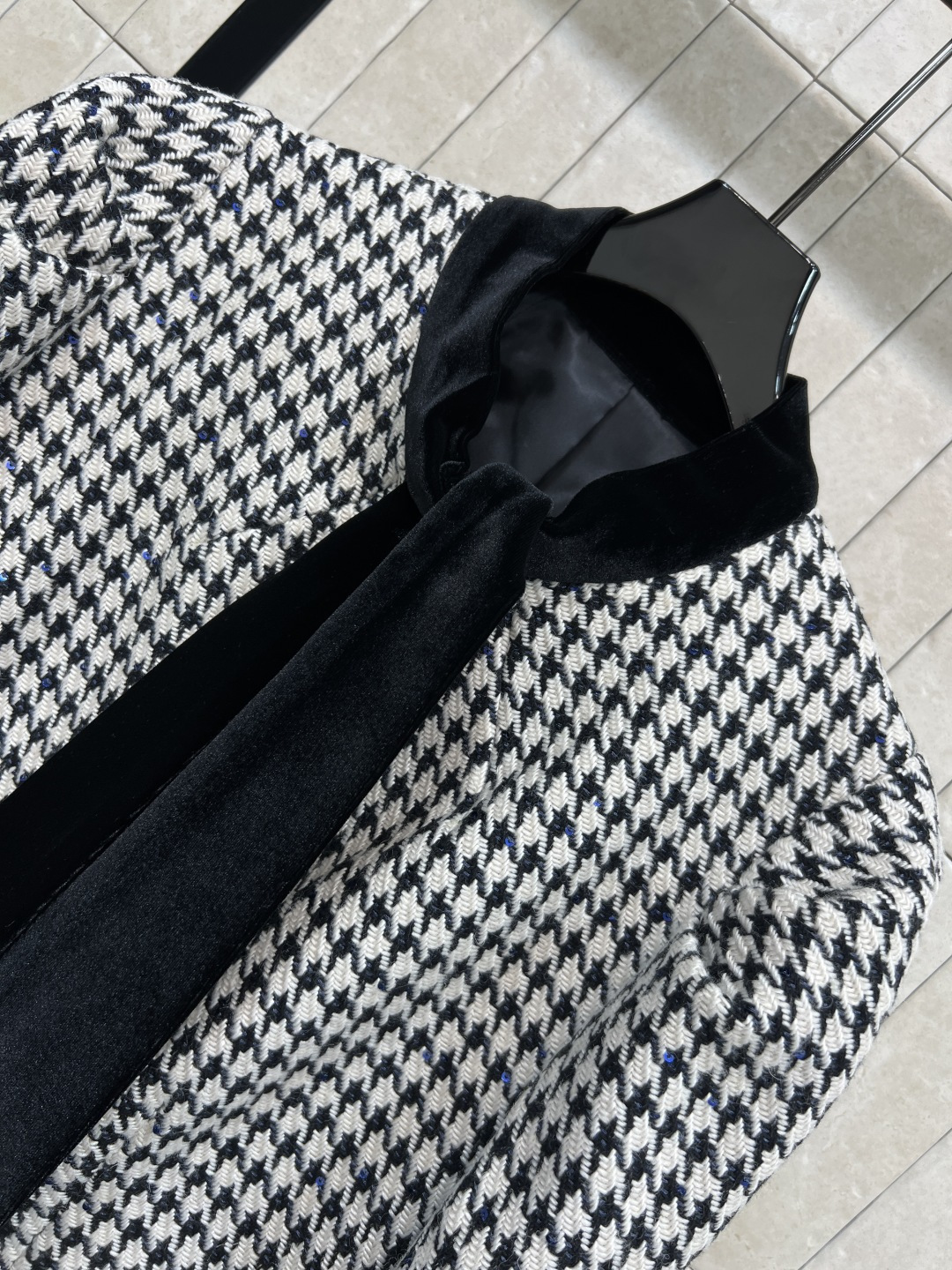 D家 25秋冬新款 千鸟格小香风外套 经典千鸟格纹+黑色丝绒系带立领 细节有logo扣饰点缀 满满轻奢感