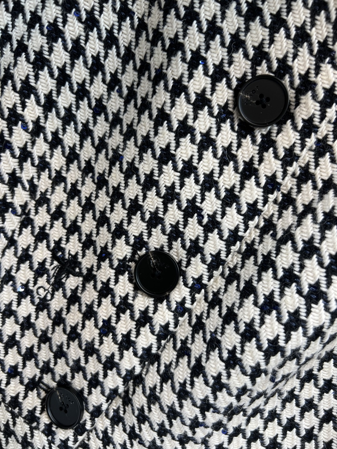 D家 25秋冬新款 千鸟格小香风外套 经典千鸟格纹+黑色丝绒系带立领 细节有logo扣饰点缀 满满轻奢感