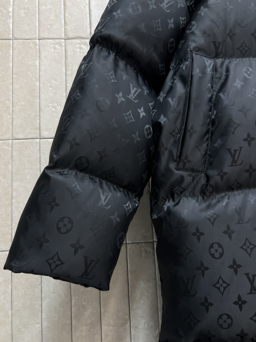 L家 25秋冬新款 暗纹老花长款连帽羽绒服 羽绒服中的经典爆款 冬季必备 连帽中长款羽绒服 通身暗纹提花