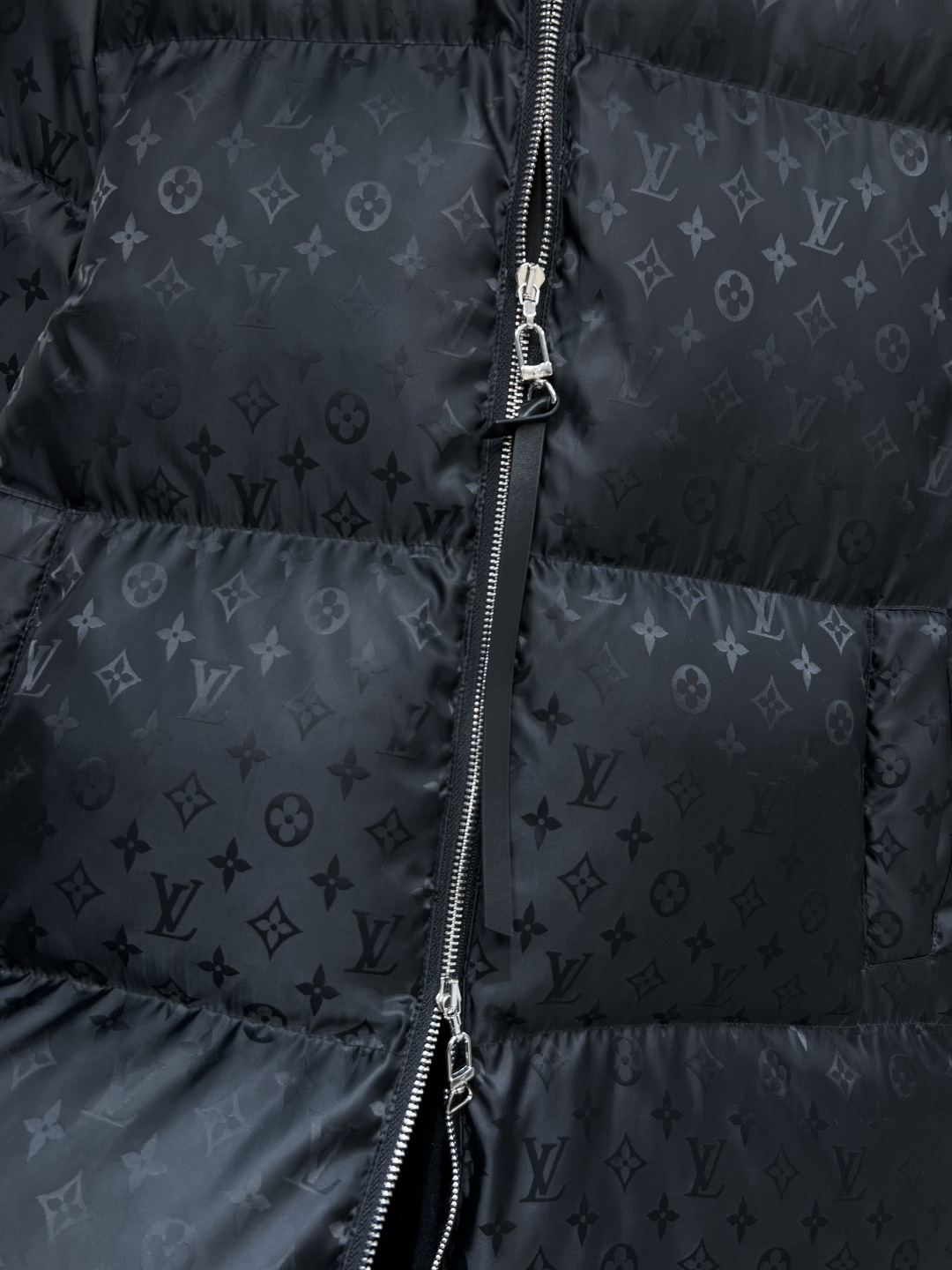 L家 25秋冬新款 暗纹老花长款连帽羽绒服 羽绒服中的经典爆款 冬季必备 连帽中长款羽绒服 通身暗纹提花