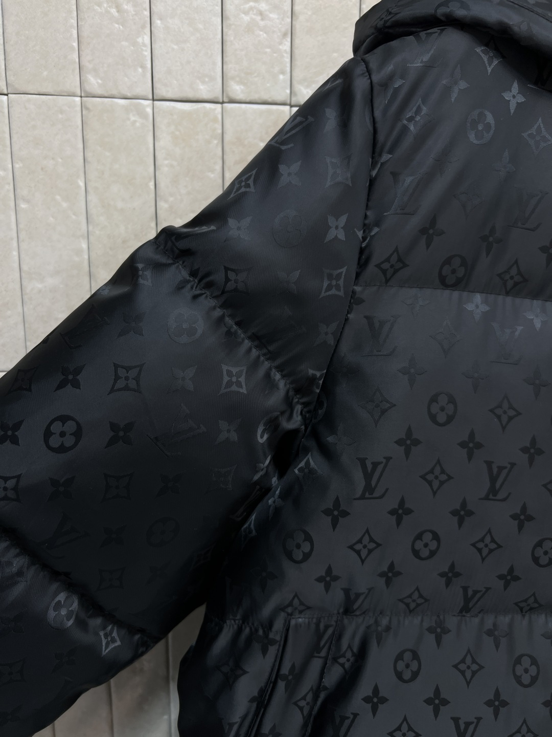 L家 25秋冬新款 暗纹老花长款连帽羽绒服 羽绒服中的经典爆款 冬季必备 连帽中长款羽绒服 通身暗纹提花