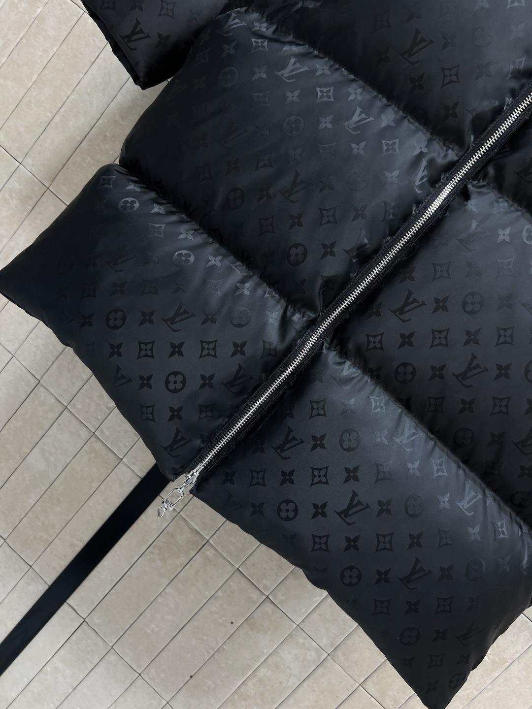 L家 25秋冬新款 暗纹老花长款连帽羽绒服 羽绒服中的经典爆款 冬季必备 连帽中长款羽绒服 通身暗纹提花