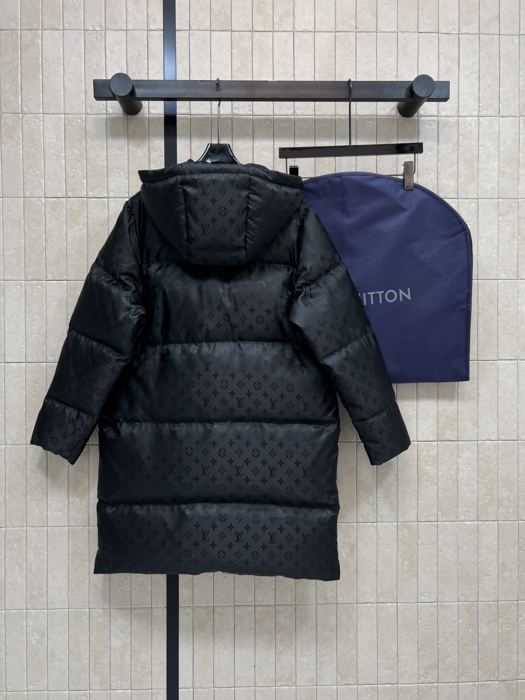 L家 25秋冬新款 暗纹老花长款连帽羽绒服 羽绒服中的经典爆款 冬季必备 连帽中长款羽绒服 通身暗纹提花