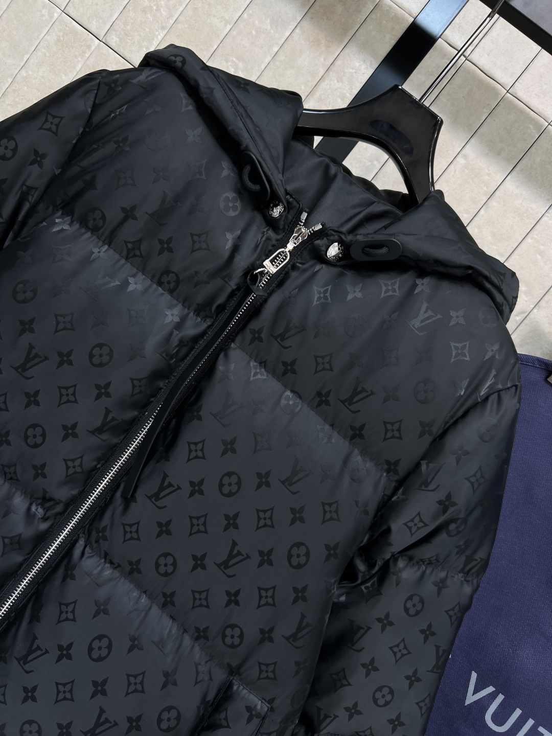 L家 25秋冬新款 暗纹老花长款连帽羽绒服 羽绒服中的经典爆款 冬季必备 连帽中长款羽绒服 通身暗纹提花