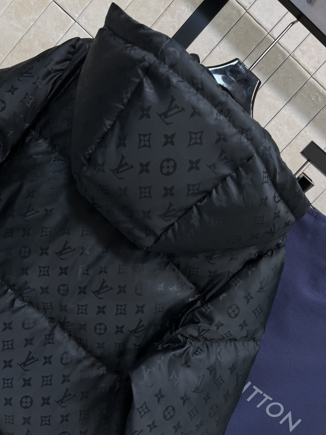 L家 25秋冬新款 暗纹老花长款连帽羽绒服 羽绒服中的经典爆款 冬季必备 连帽中长款羽绒服 通身暗纹提花