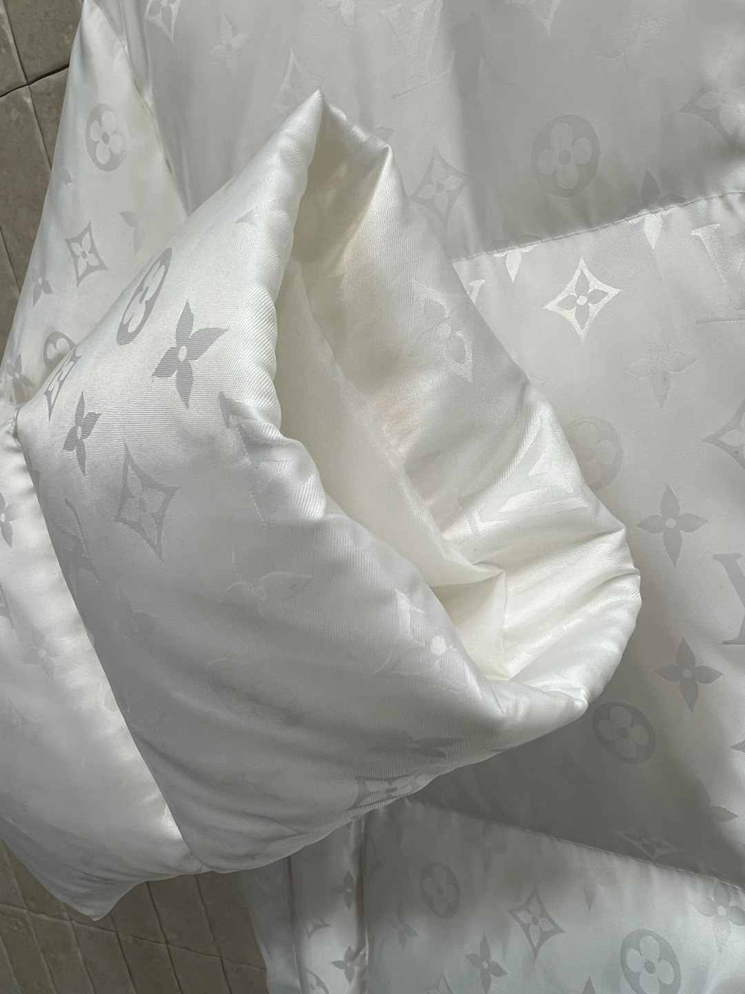 L家 25秋冬新款 暗纹老花长款连帽羽绒服 羽绒服中的经典爆款 冬季必备 连帽中长款羽绒服 通身暗纹提花