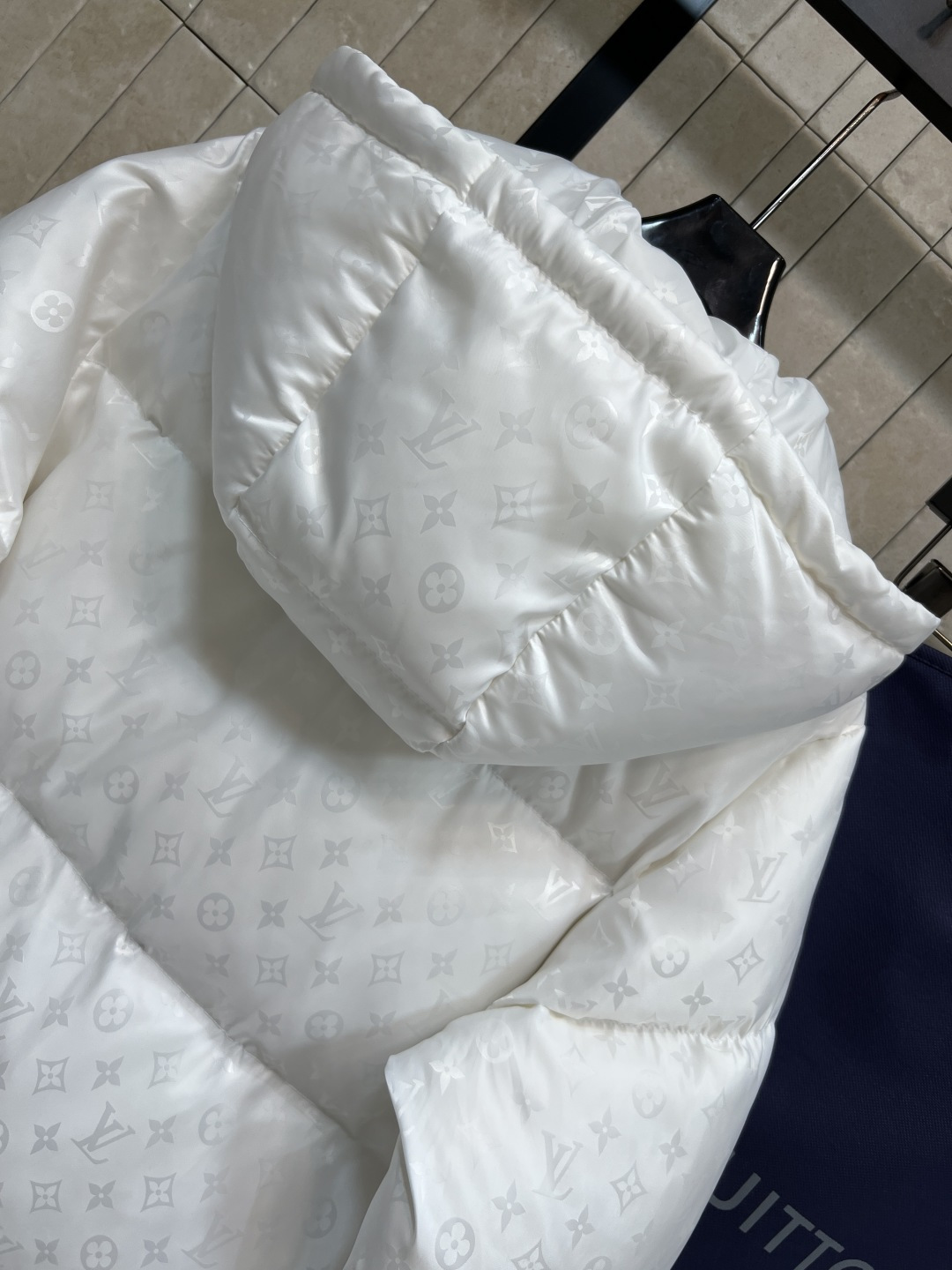 L家 25秋冬新款 暗纹老花长款连帽羽绒服 羽绒服中的经典爆款 冬季必备 连帽中长款羽绒服 通身暗纹提花