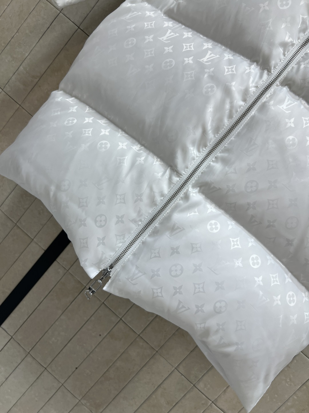 L家 25秋冬新款 暗纹老花长款连帽羽绒服 羽绒服中的经典爆款 冬季必备 连帽中长款羽绒服 通身暗纹提花