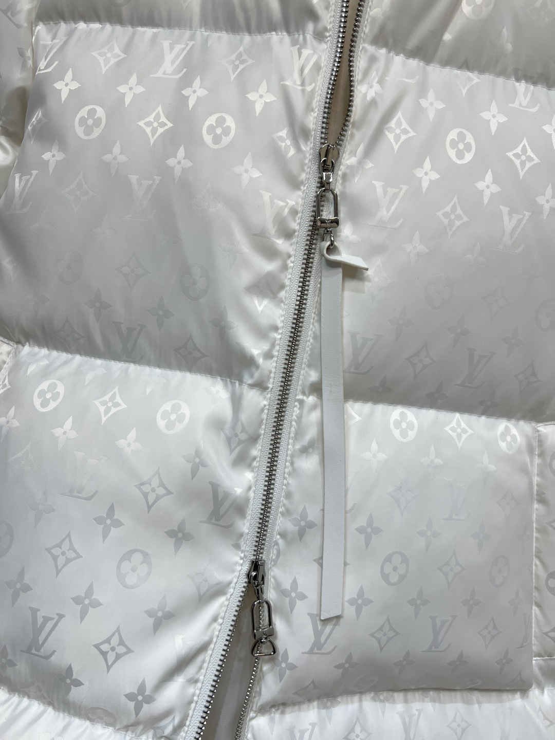 L家 25秋冬新款 暗纹老花长款连帽羽绒服 羽绒服中的经典爆款 冬季必备 连帽中长款羽绒服 通身暗纹提花