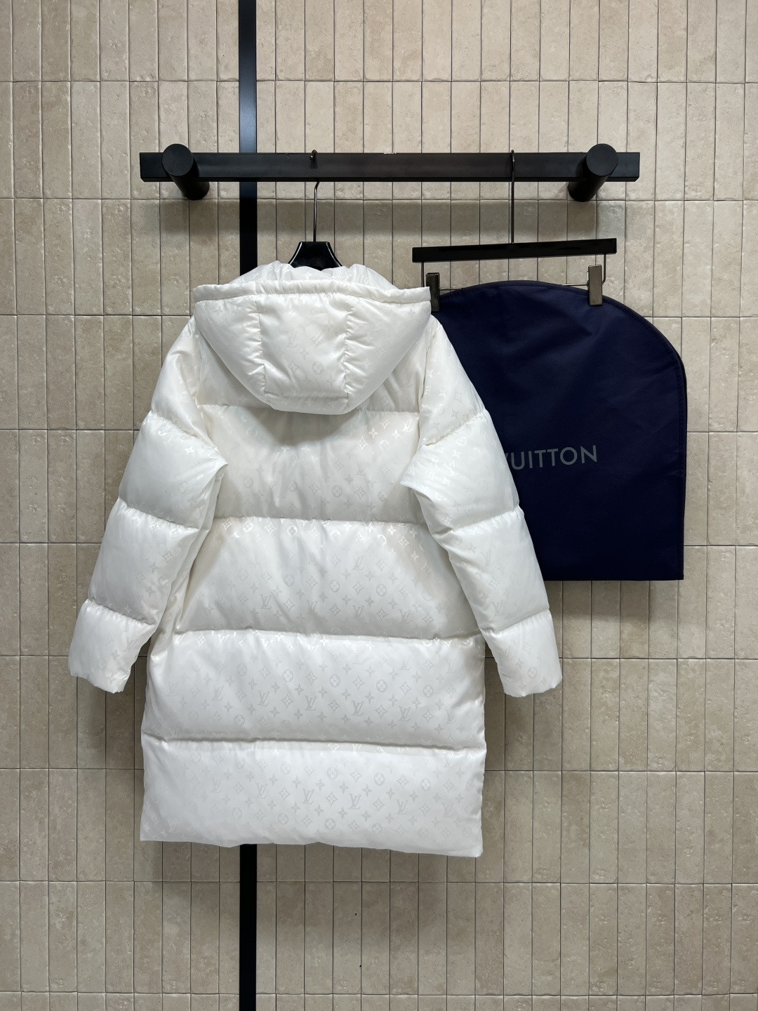 L家 25秋冬新款 暗纹老花长款连帽羽绒服 羽绒服中的经典爆款 冬季必备 连帽中长款羽绒服 通身暗纹提花