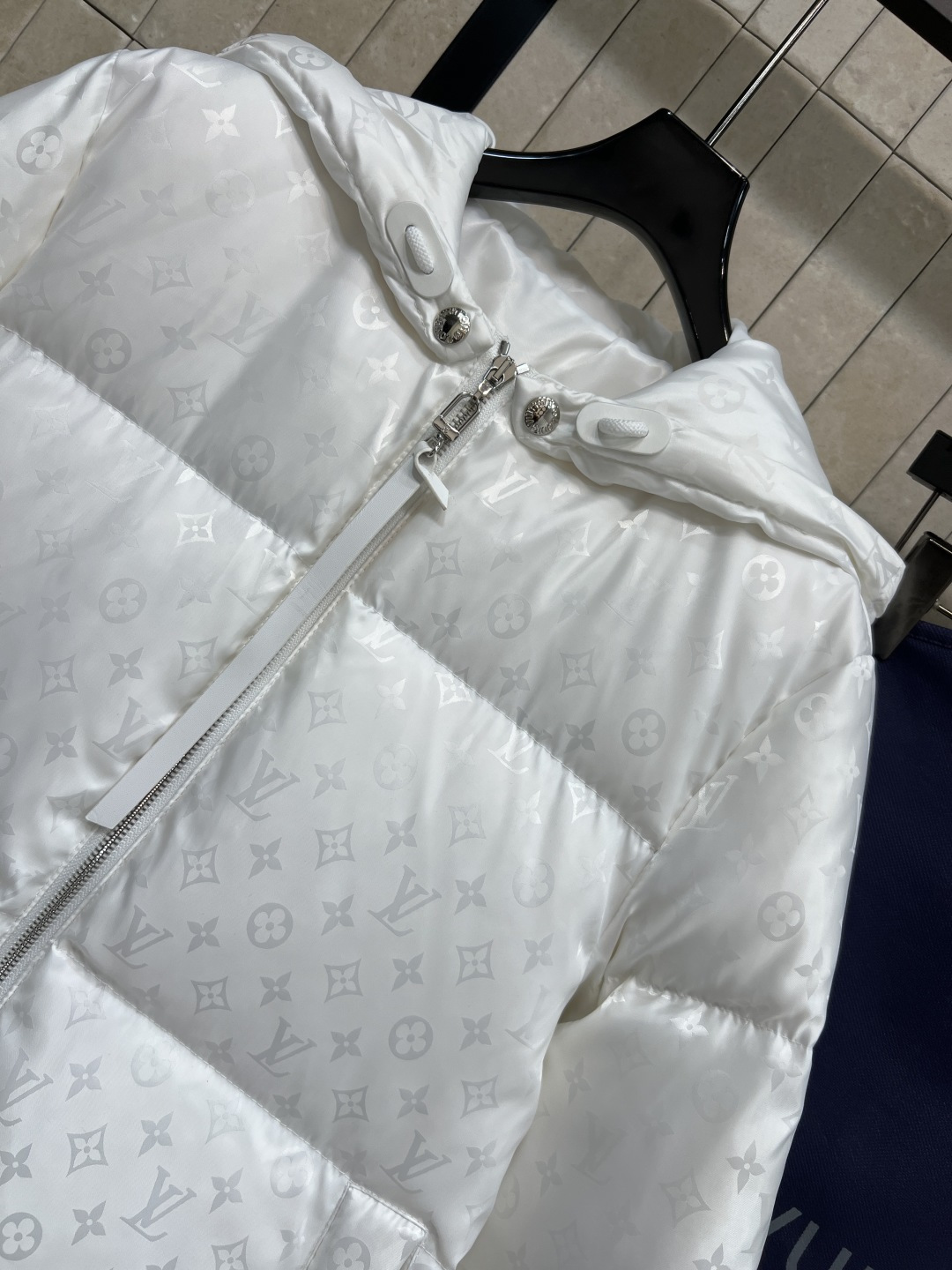 L家 25秋冬新款 暗纹老花长款连帽羽绒服 羽绒服中的经典爆款 冬季必备 连帽中长款羽绒服 通身暗纹提花