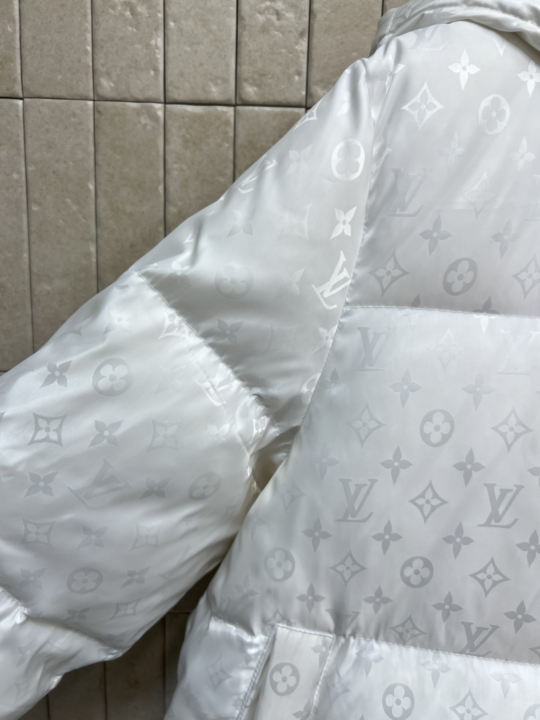 L家 25秋冬新款 暗纹老花长款连帽羽绒服 羽绒服中的经典爆款 冬季必备 连帽中长款羽绒服 通身暗纹提花