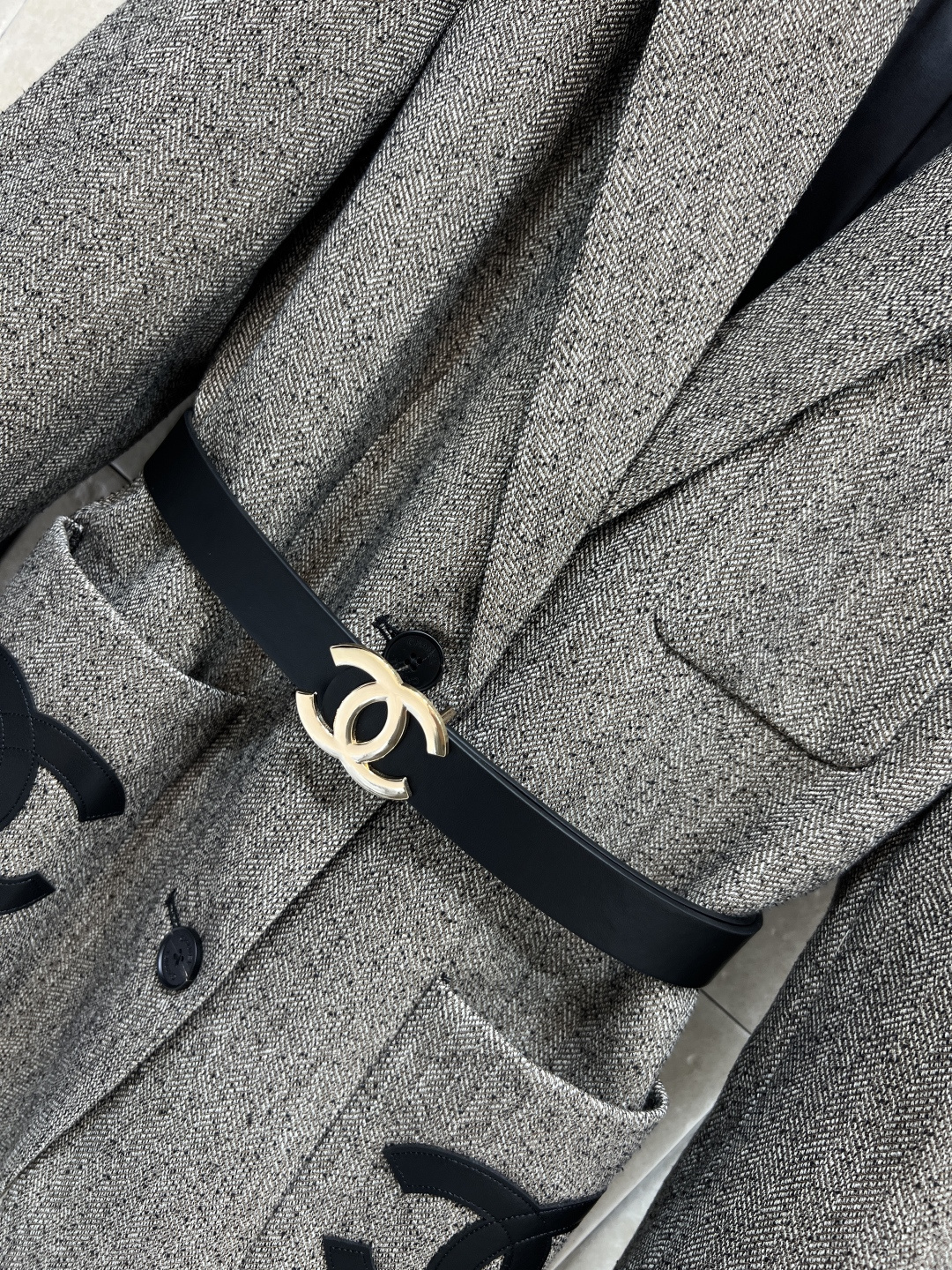 小香家 25秋冬新款 皮革翻领腰带西装外套 logo腰带收腰显露小蛮腰 皮革拼接翻领设计 皮革大logo