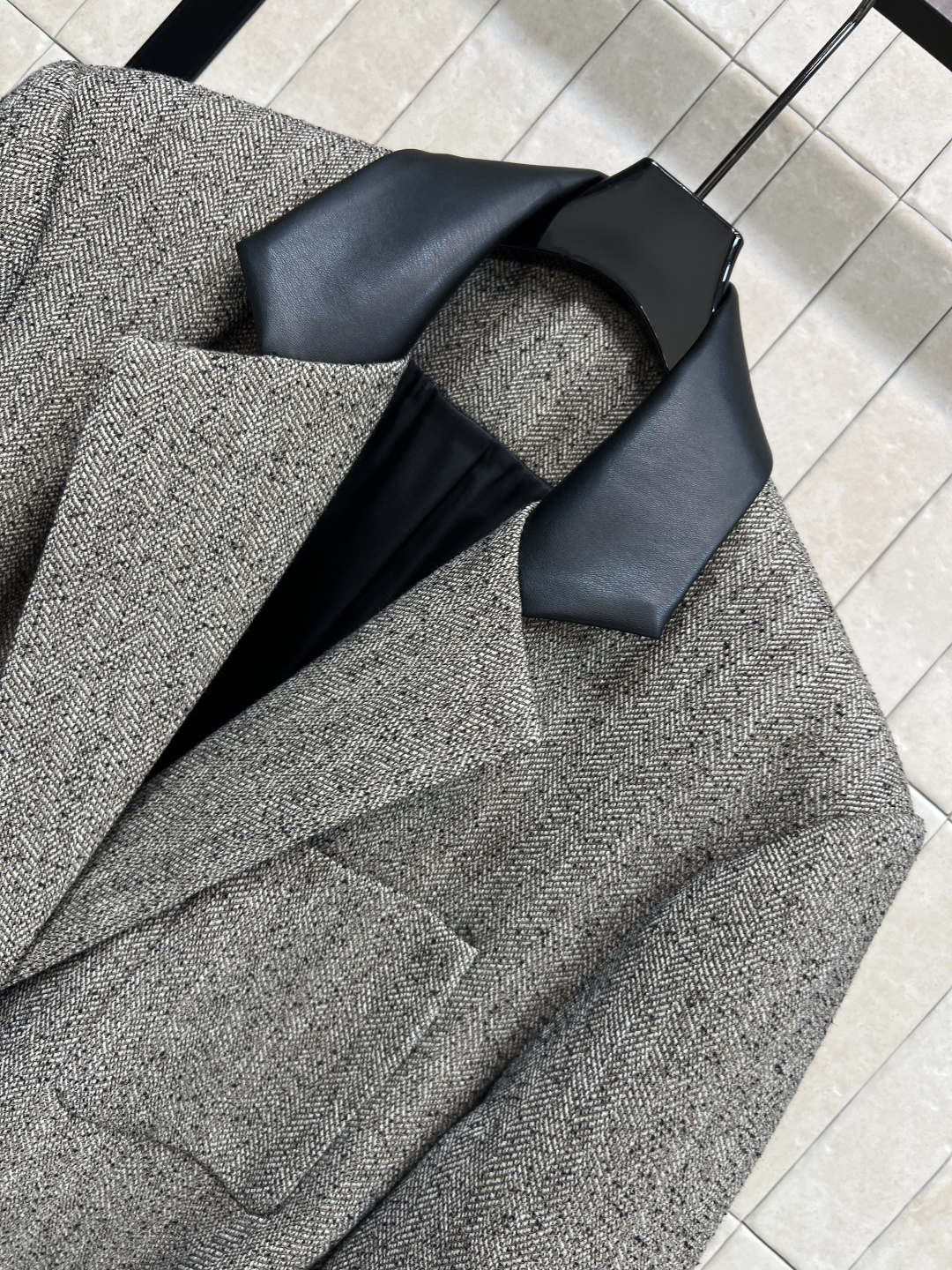 小香家 25秋冬新款 皮革翻领腰带西装外套 logo腰带收腰显露小蛮腰 皮革拼接翻领设计 皮革大logo