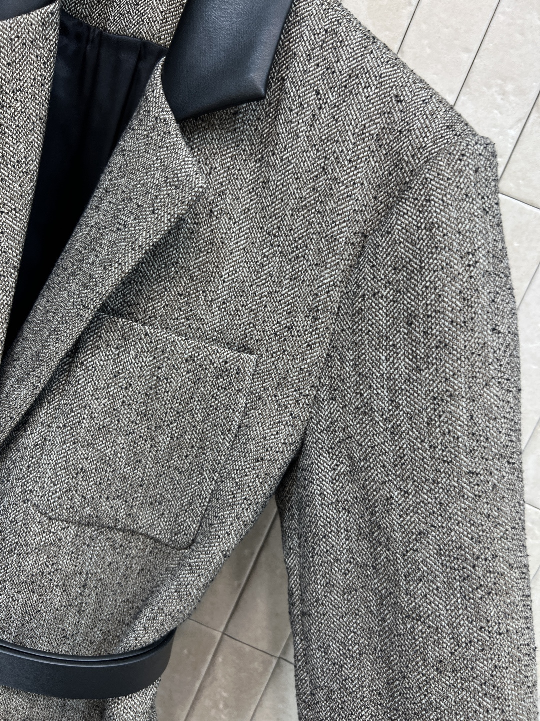 小香家 25秋冬新款 皮革翻领腰带西装外套 logo腰带收腰显露小蛮腰 皮革拼接翻领设计 皮革大logo