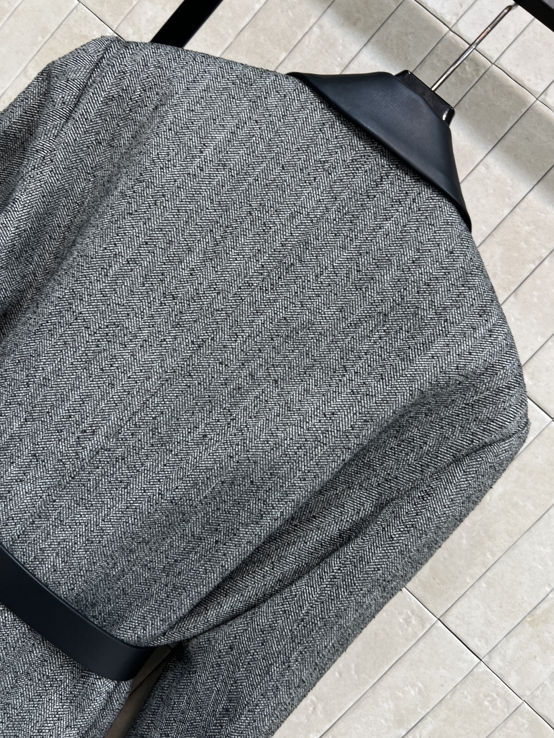 小香家 25秋冬新款 皮革翻领腰带西装外套 logo腰带收腰显露小蛮腰 皮革拼接翻领设计 皮革大logo