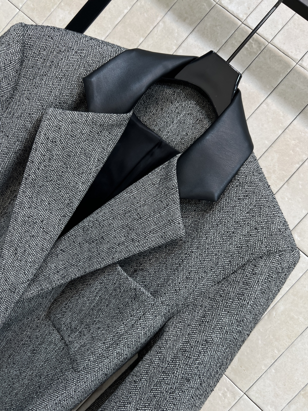 小香家 25秋冬新款 皮革翻领腰带西装外套 logo腰带收腰显露小蛮腰 皮革拼接翻领设计 皮革大logo