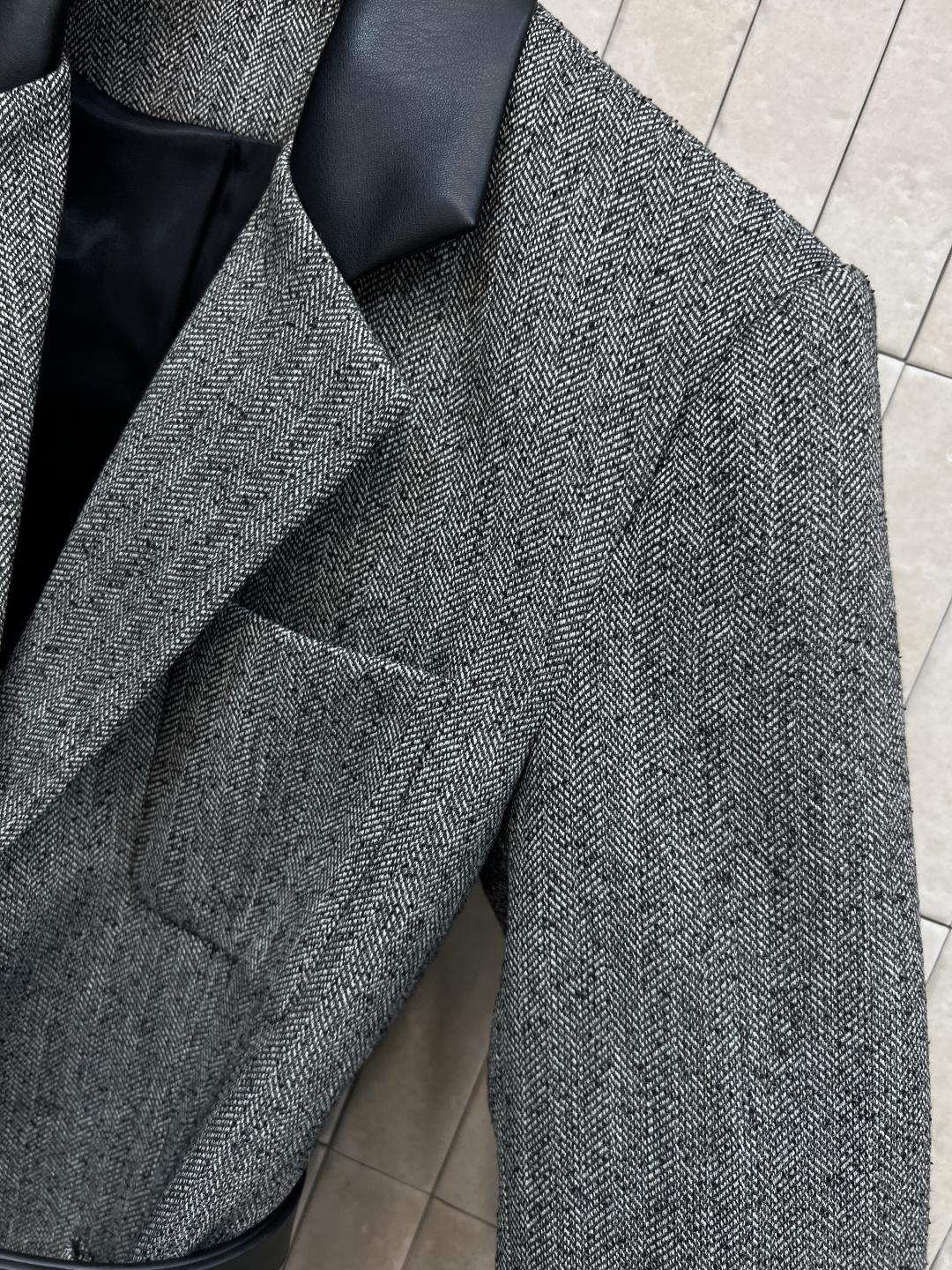 小香家 25秋冬新款 皮革翻领腰带西装外套 logo腰带收腰显露小蛮腰 皮革拼接翻领设计 皮革大logo