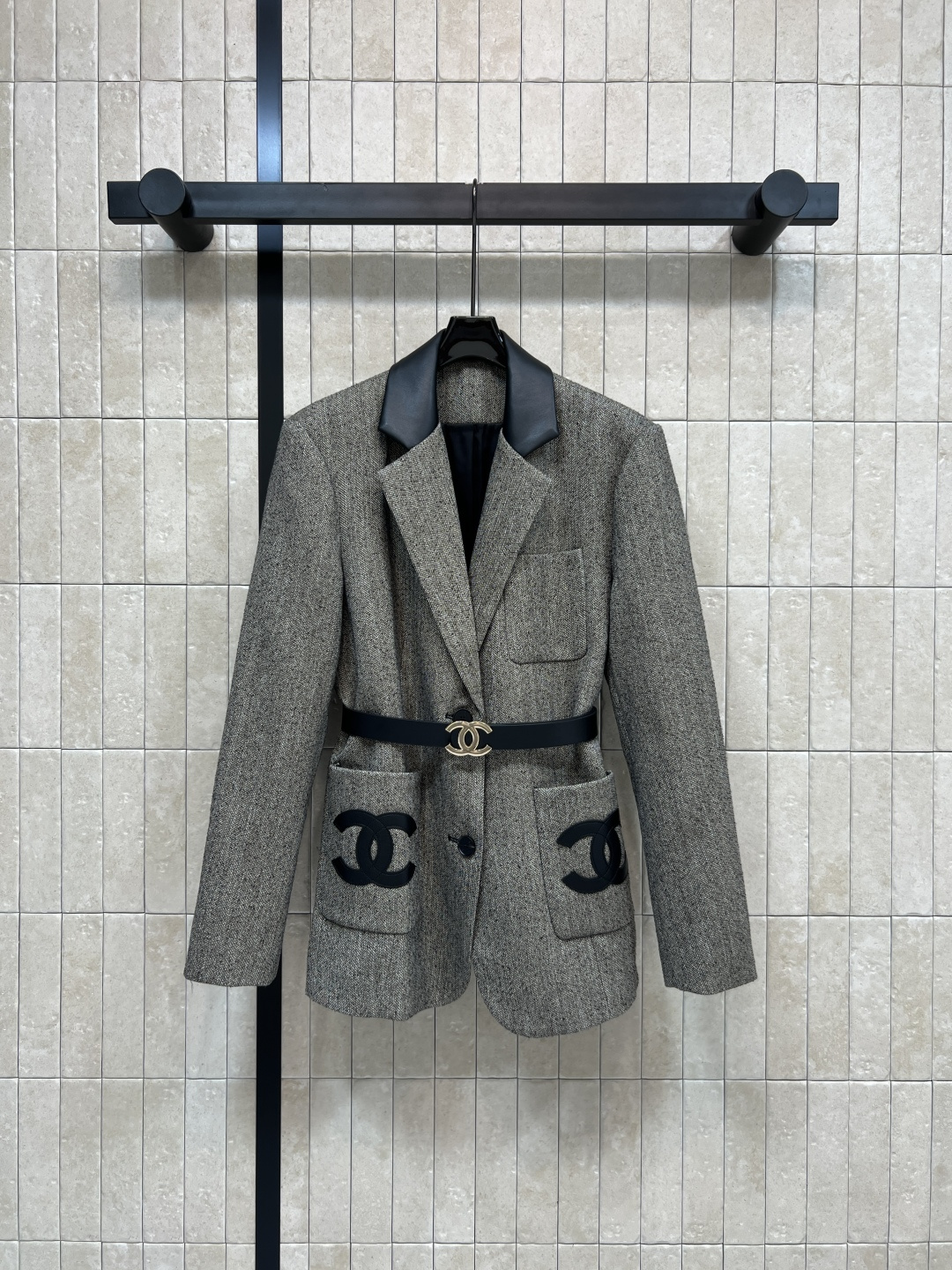 NO:588614,Xiaoxiangjia 25 new autumn and winter style Leather lapel belt blazer Logo belt waist to reveal a slim waist Leather splicing lapel design Large leather logo pocket decoration Full of brand feel Silhouette suit version The upper body is versatile and not picky. It is capable and elegant. It can be easily managed in commuting or formal occasions. Exquisite tailoring and high-end details. A must-have for working girls!  It is recommended to wear with wide-leg pants or skirts and leather shoes/boots to make your temperament look fuller. Two colors and three sizes SML, chanel, boots, skirts, jackets & coats, business suit, alexander wang19860909小香家 25秋冬新款 皮革翻领腰带西装外套 logo腰带收腰显露小蛮腰 皮革拼接翻领设计 皮革大logo口袋装饰 品牌感满满 廓形西装版型 上身百搭不挑人 干练优雅 通勤或正式场合都能轻松驾驭 剪裁精致 细节高级 职场女生必入！建议搭配阔腿裤或裙装 配皮鞋/短靴 气质直接拉满 两色三码SML,,chanel,boots,skirts,jackets & coats,business suit,alexander wang,Women's clothing