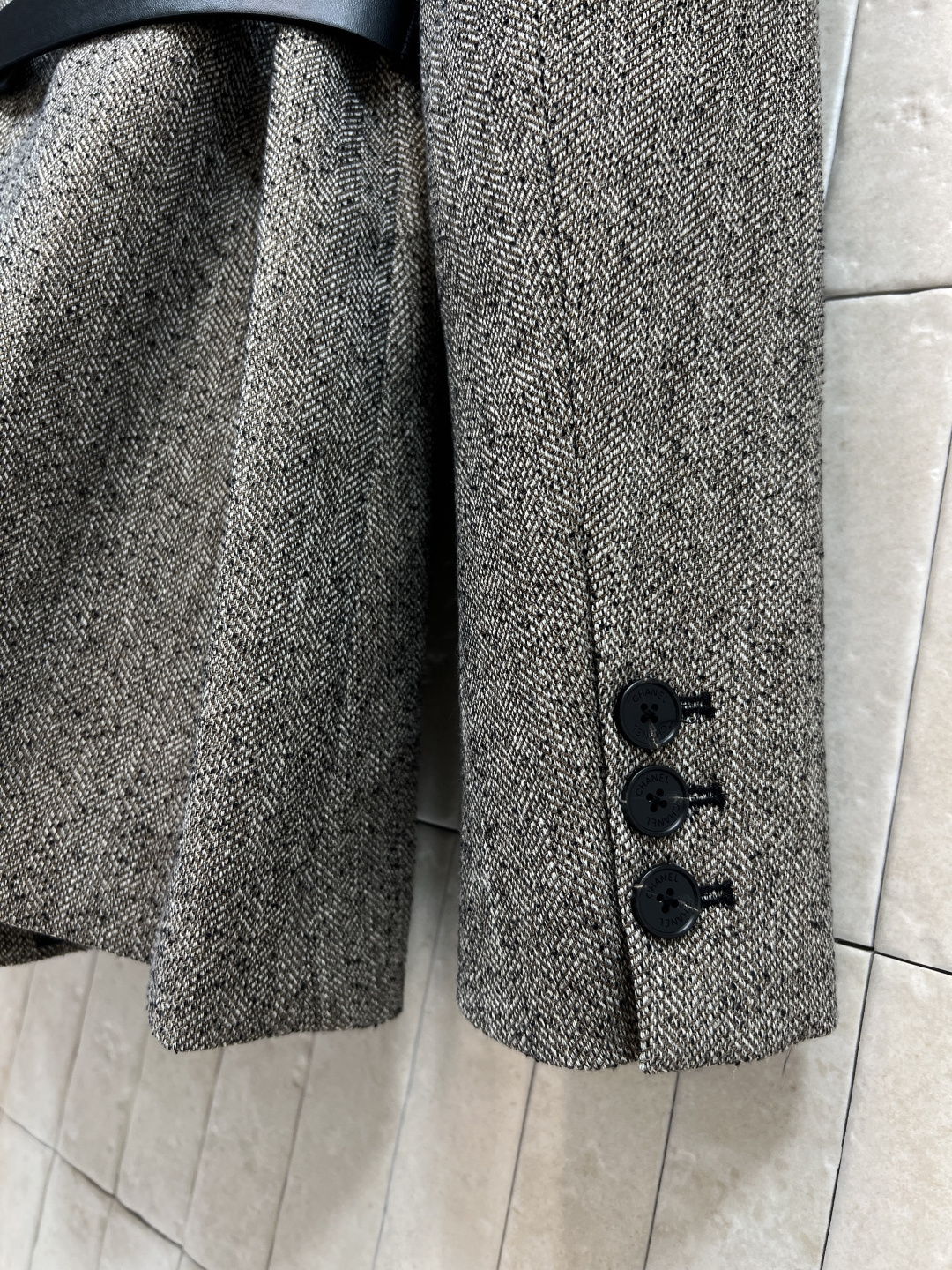 小香家 25秋冬新款 皮革翻领腰带西装外套 logo腰带收腰显露小蛮腰 皮革拼接翻领设计 皮革大logo